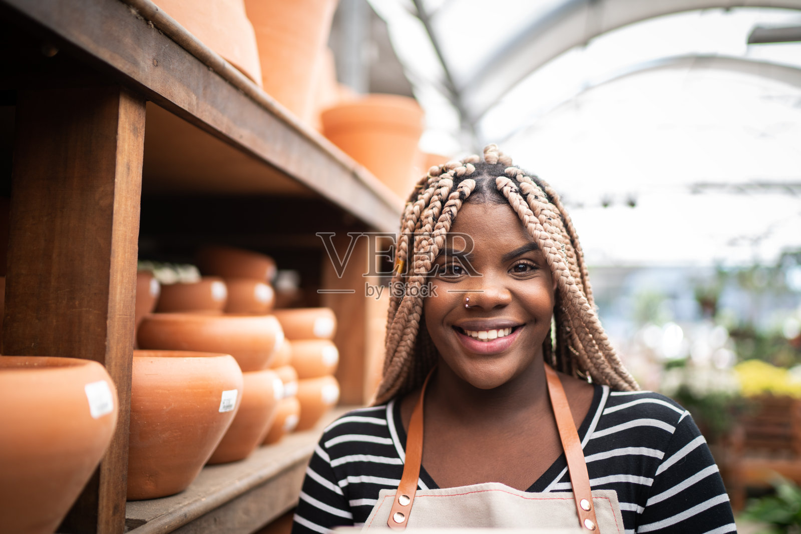 一个骄傲的女售货员在花园中心的肖像照片摄影图片