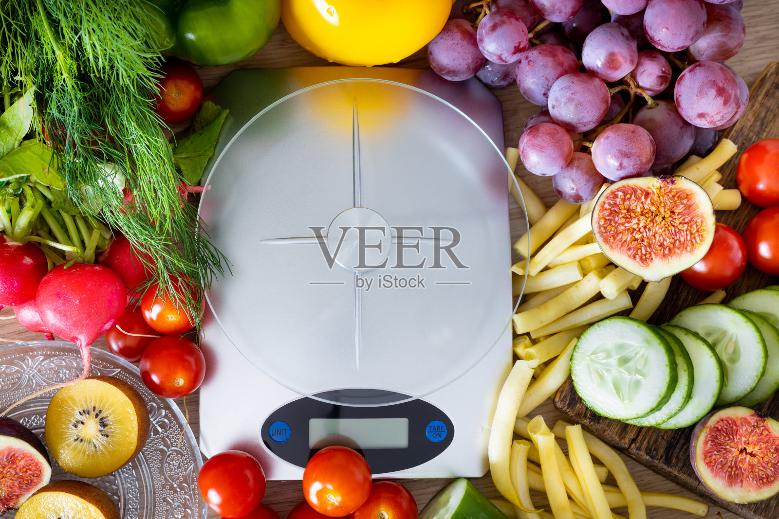 空厨房秤。周围有大量的蔬菜和水果。健康饮食和计算卡路里的概念照片摄影图片