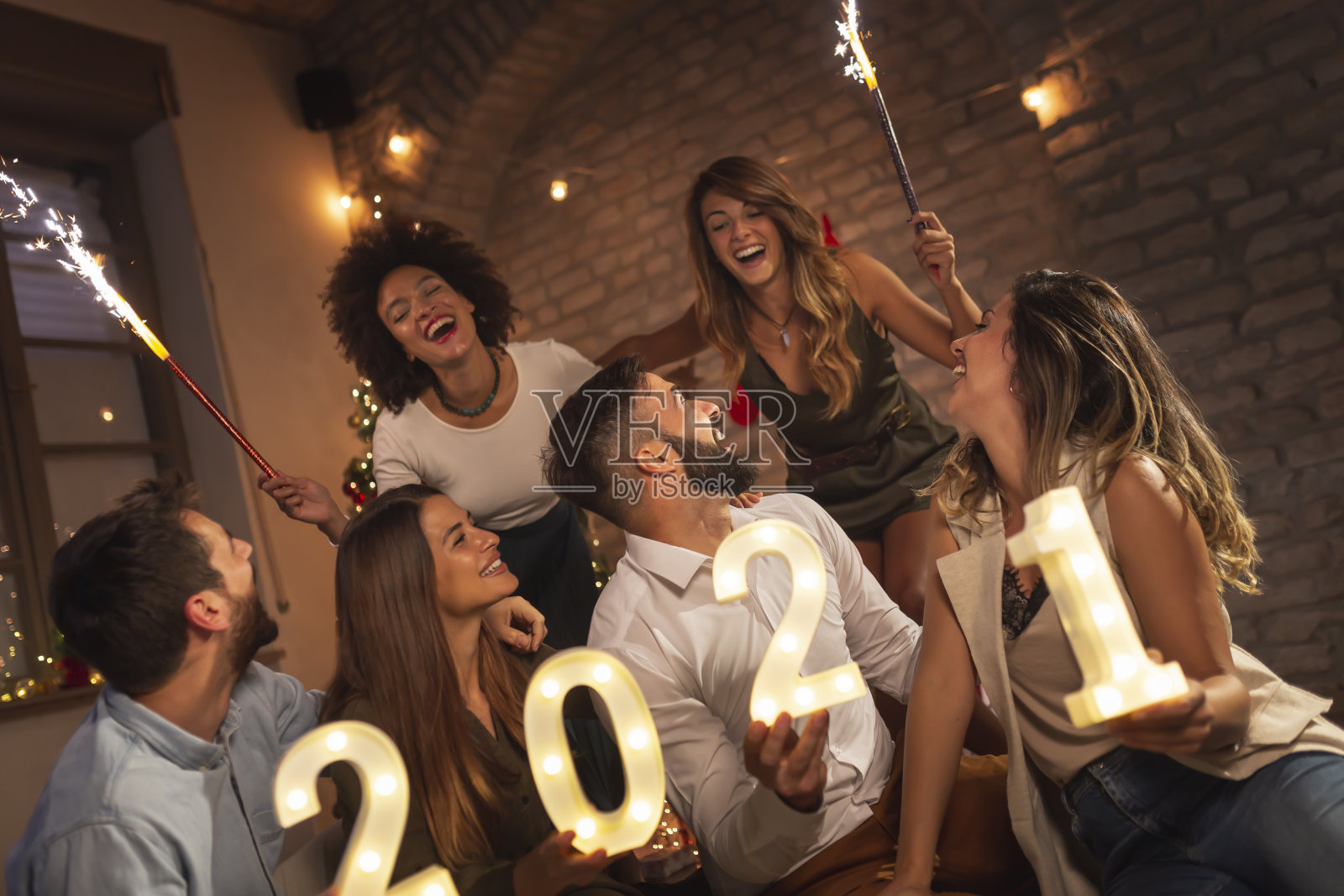 朋友们在新年晚会上玩得很开心照片摄影图片