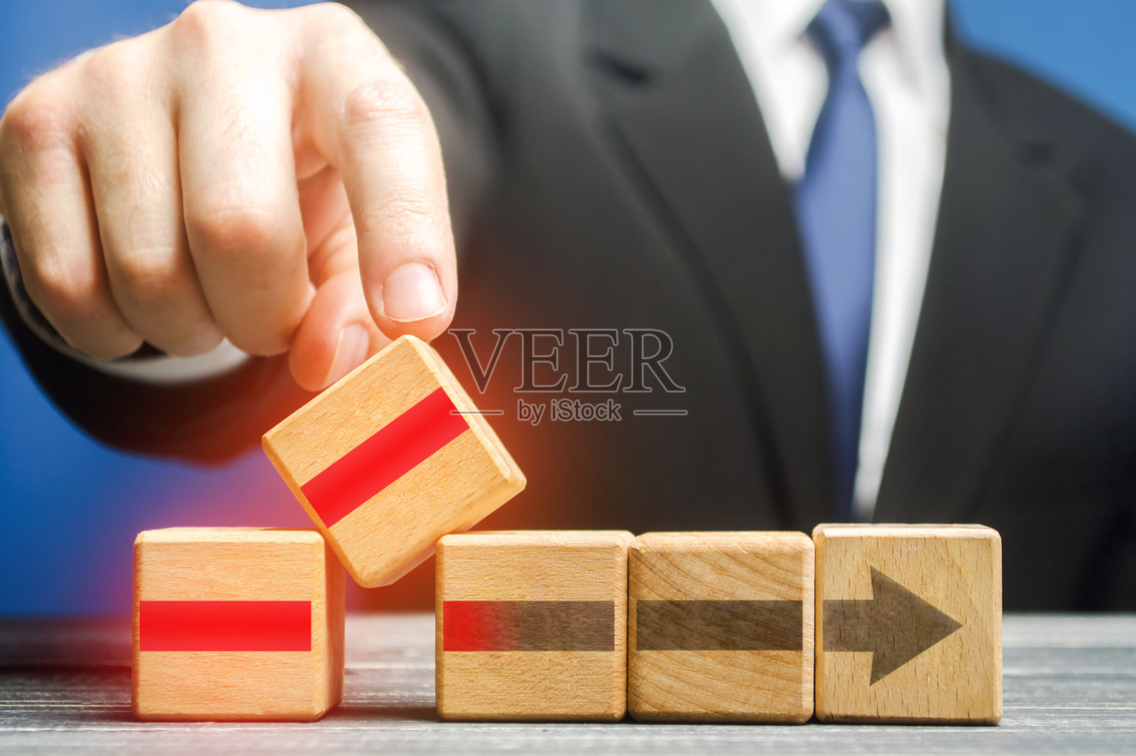 商人安装一个组件来改进工作流程。提高工作效率和生产力。创新和发展。提高服务质量，实施新法律。照片摄影图片