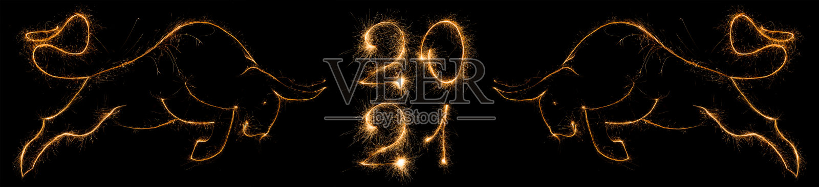 中国新年2021年的牛年。牛由发光的线条和火花。2021年新年快乐的文字与火花小径。两个多头与2021年的文本相反照片摄影图片