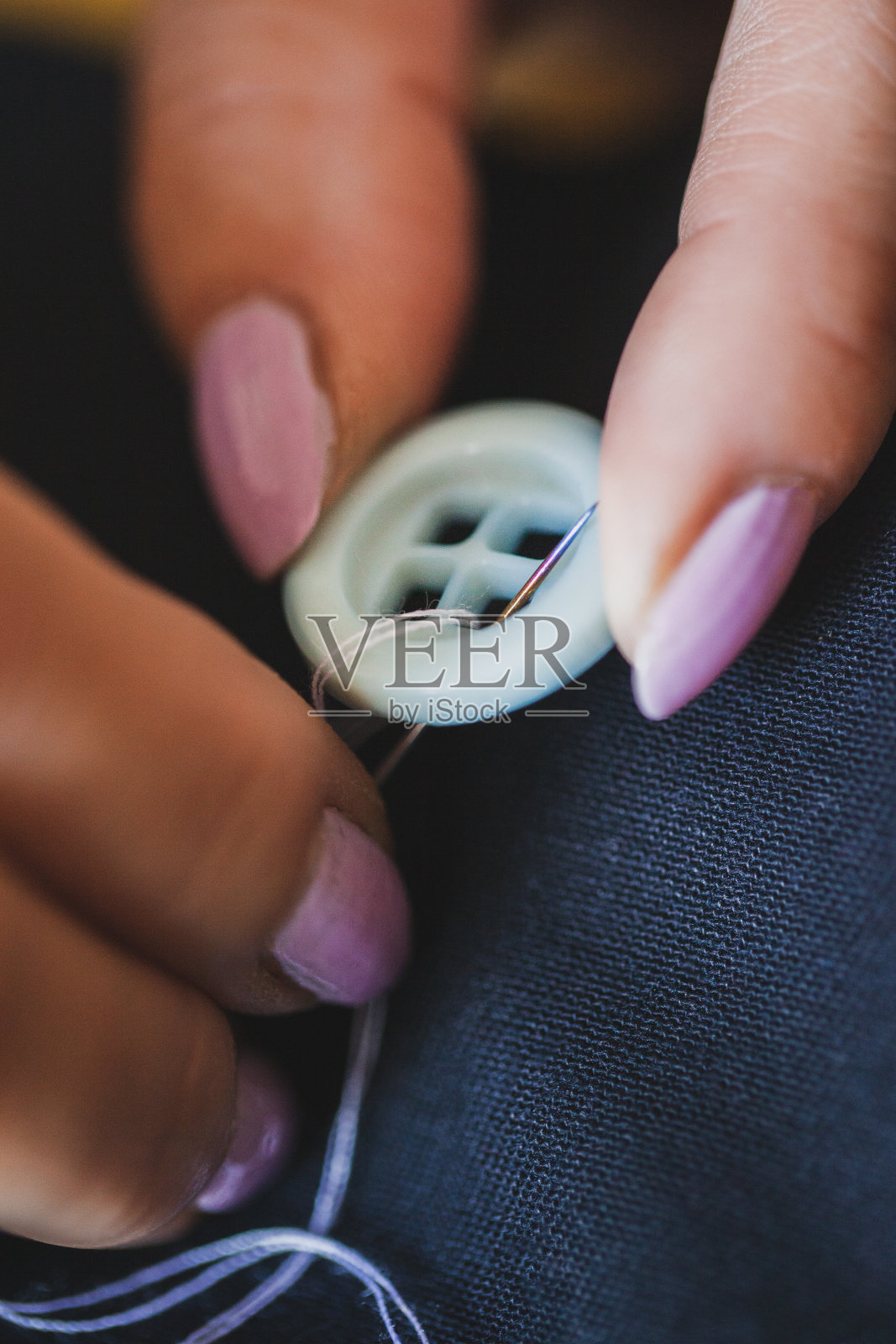 裁缝成熟的女人在家缝制照片摄影图片