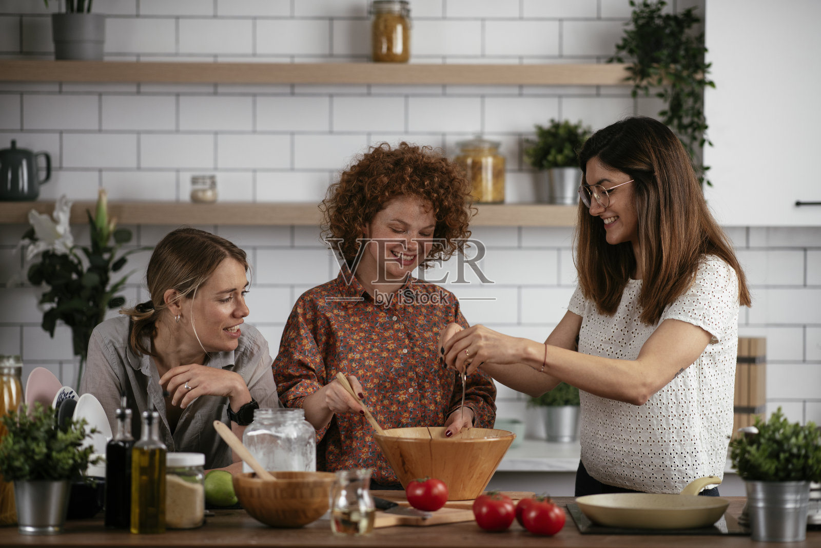 姐妹们在家里准备美味的食物。照片摄影图片