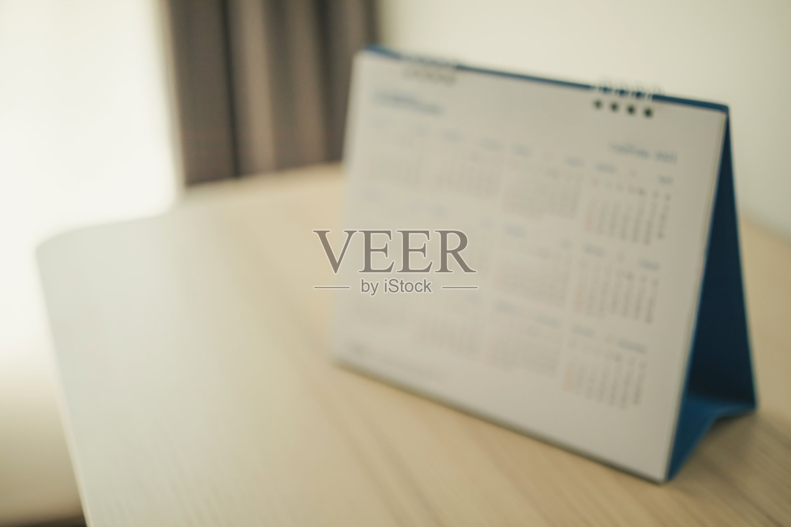 模糊日历页近木桌背景业务计划预约会议概念照片摄影图片