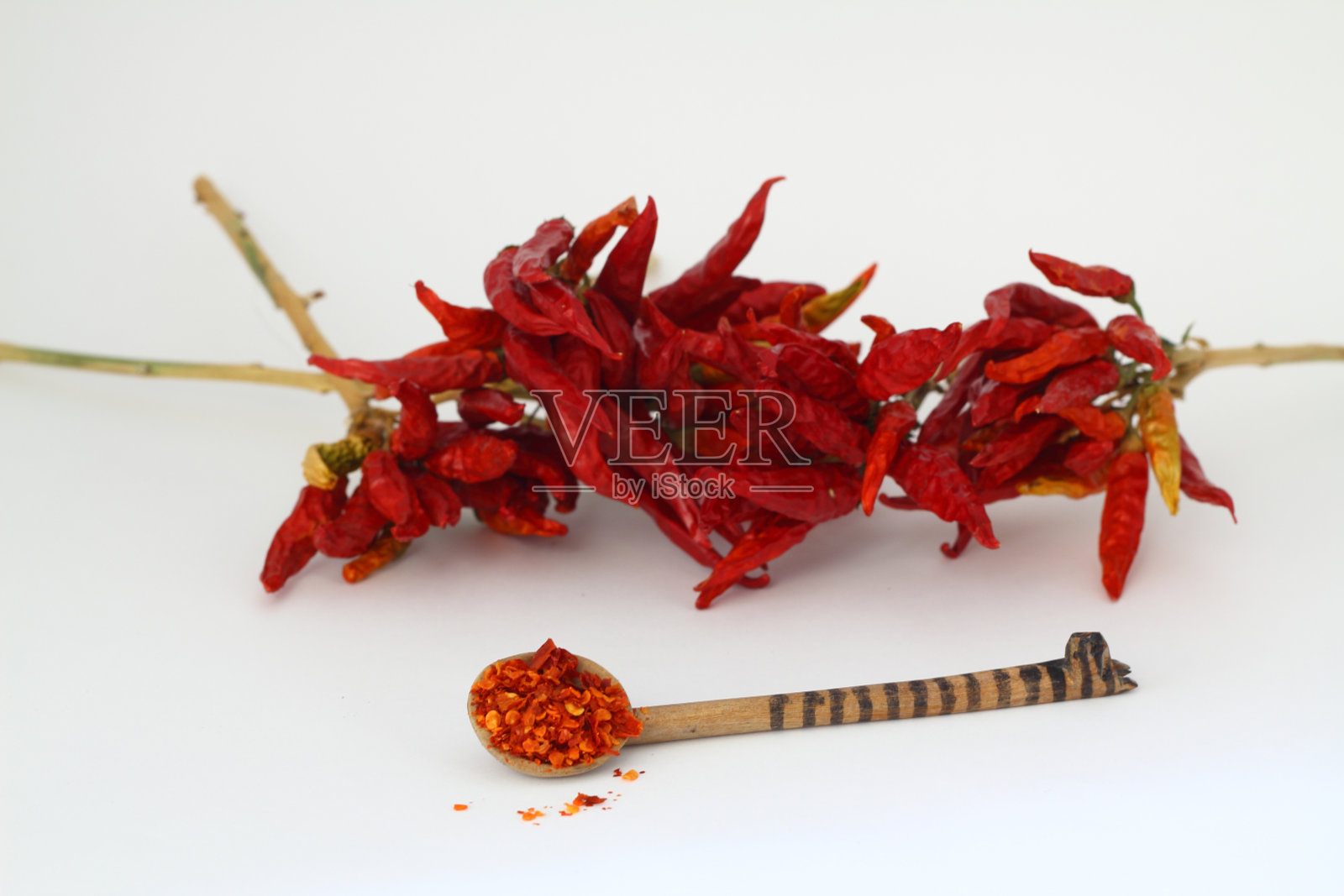 红色干燥的碎辣椒和辣椒薄片或粉末孤立在白色背景，健康的土耳其香料照片摄影图片