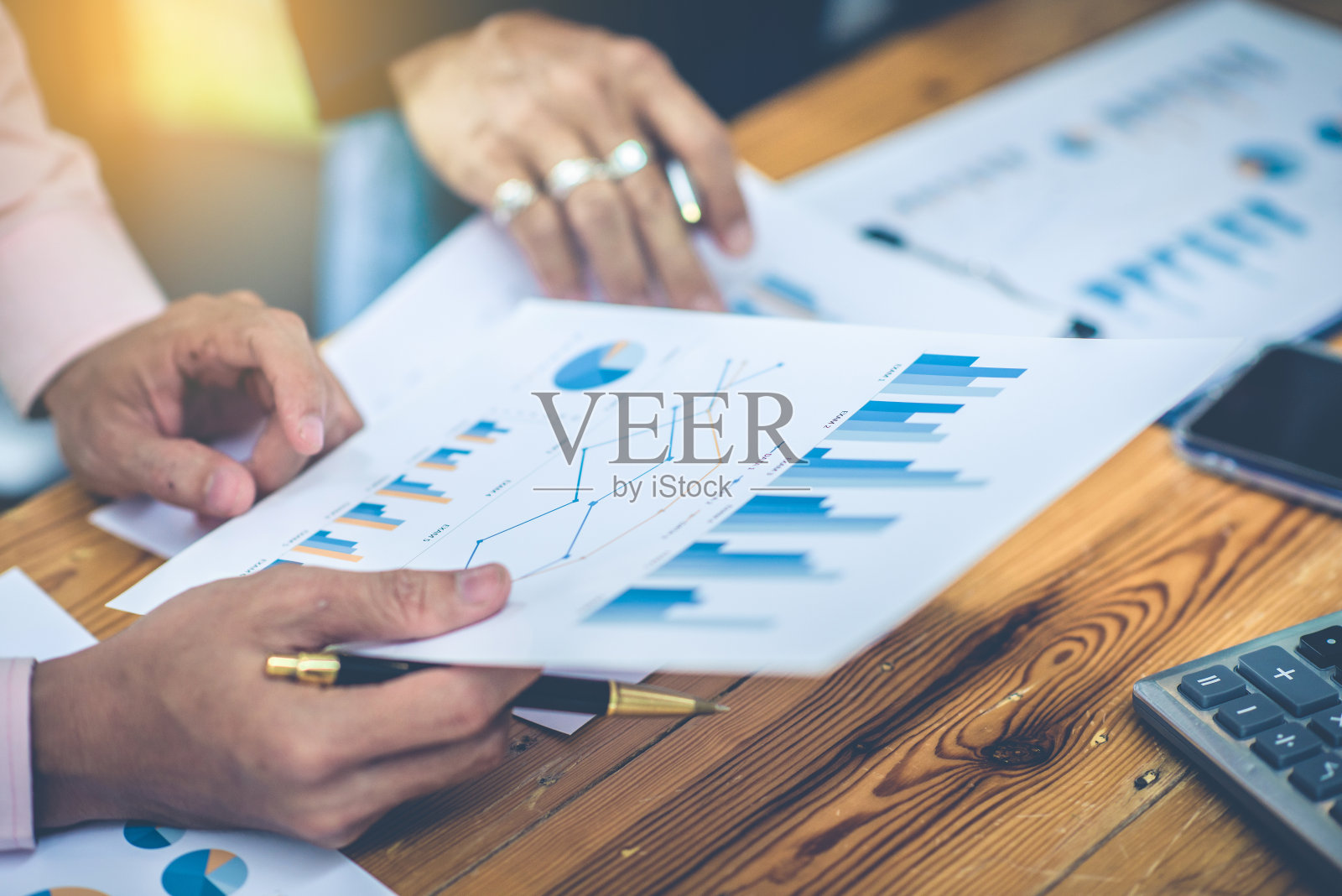 企业团队头脑风暴与图表，检查和分析照片摄影图片