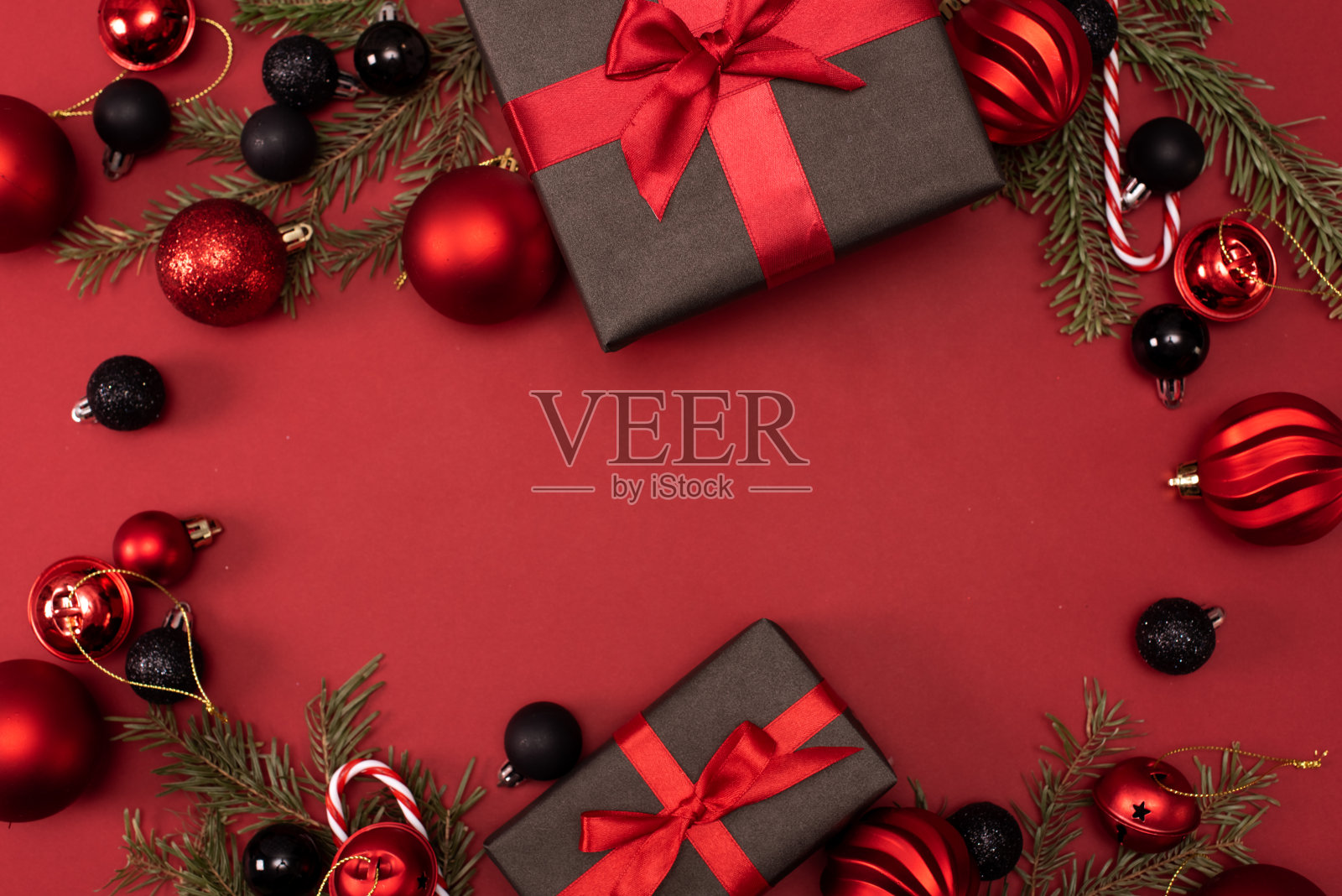 圣诞组成。圣诞节的红色装饰品，冷杉树枝上的红色背景。平铺，俯视图，拷贝空间照片摄影图片