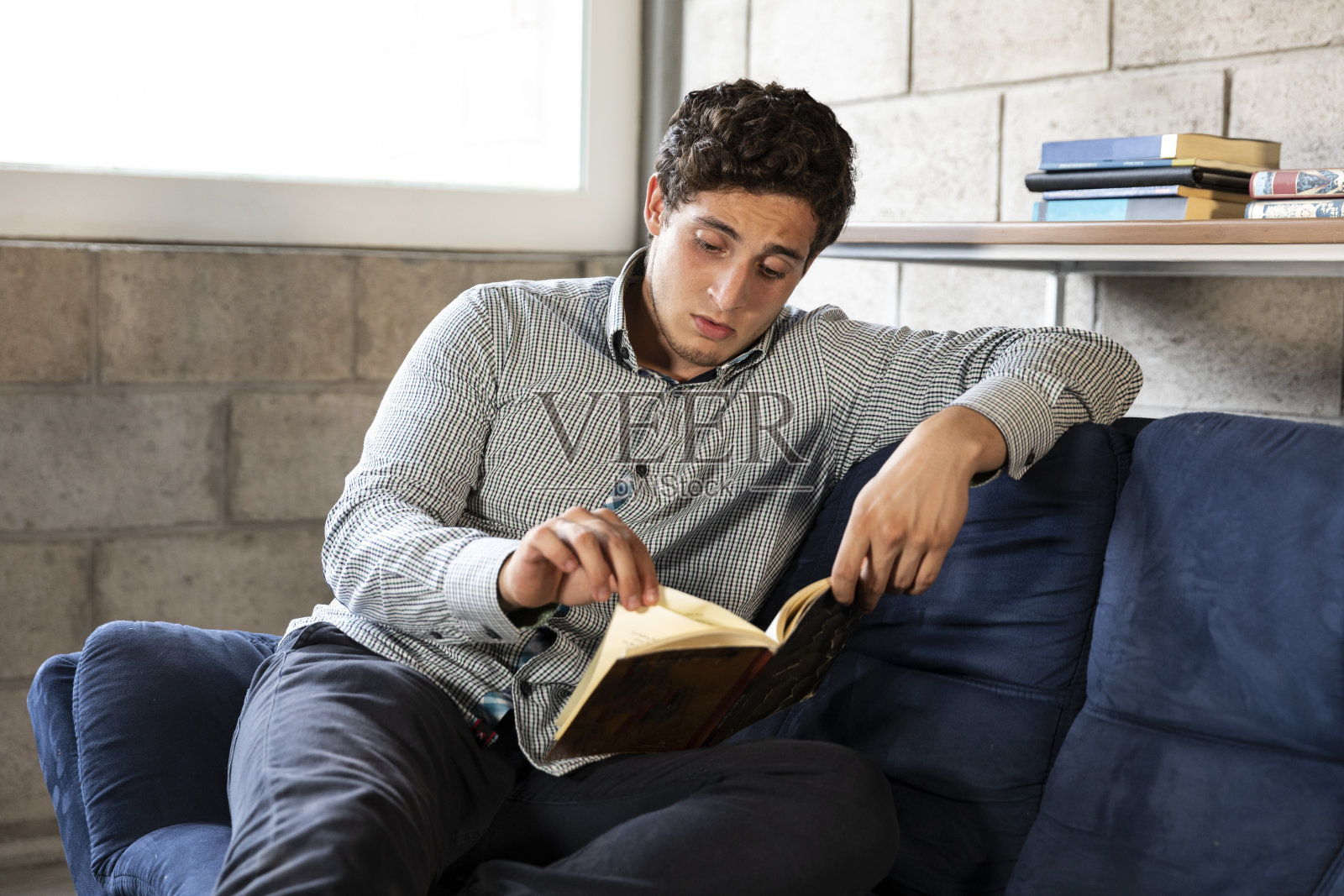 新冠肺炎疫情期间读书的帅气优雅男子照片摄影图片