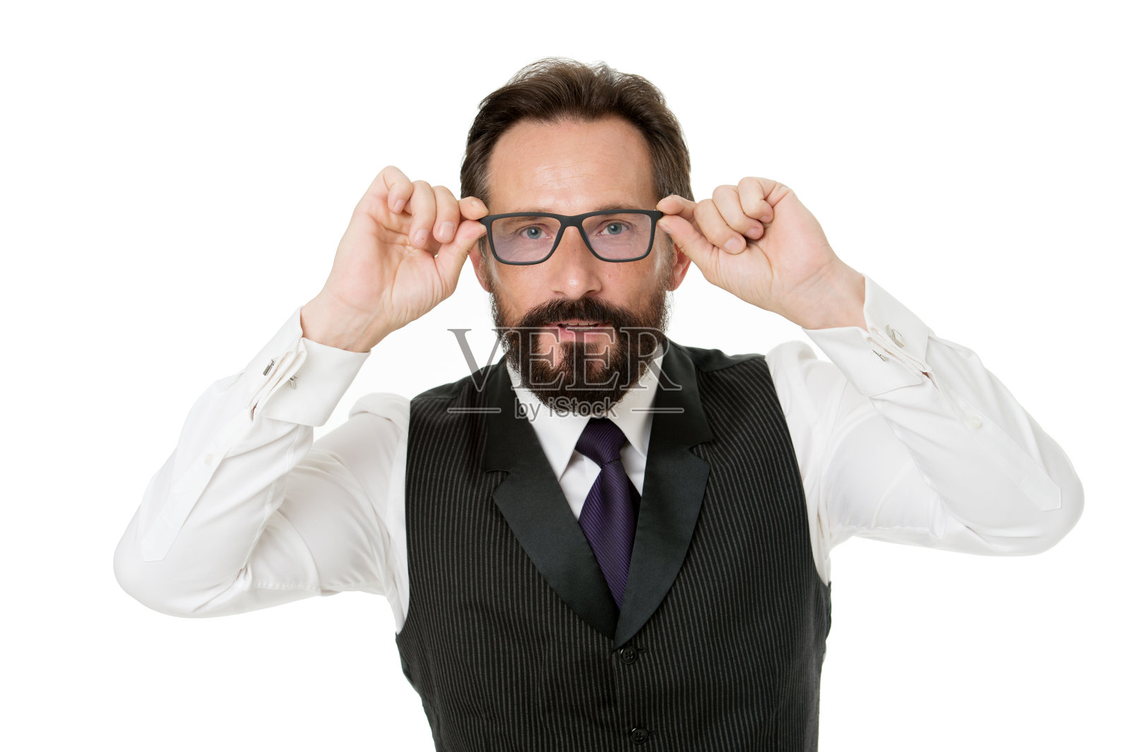留胡子的男人戴着眼镜孤立白色。商人老师调整眼镜。考虑概念。业务分析和分析技能。眼镜光学及视力检查。要仔细观察照片摄影图片