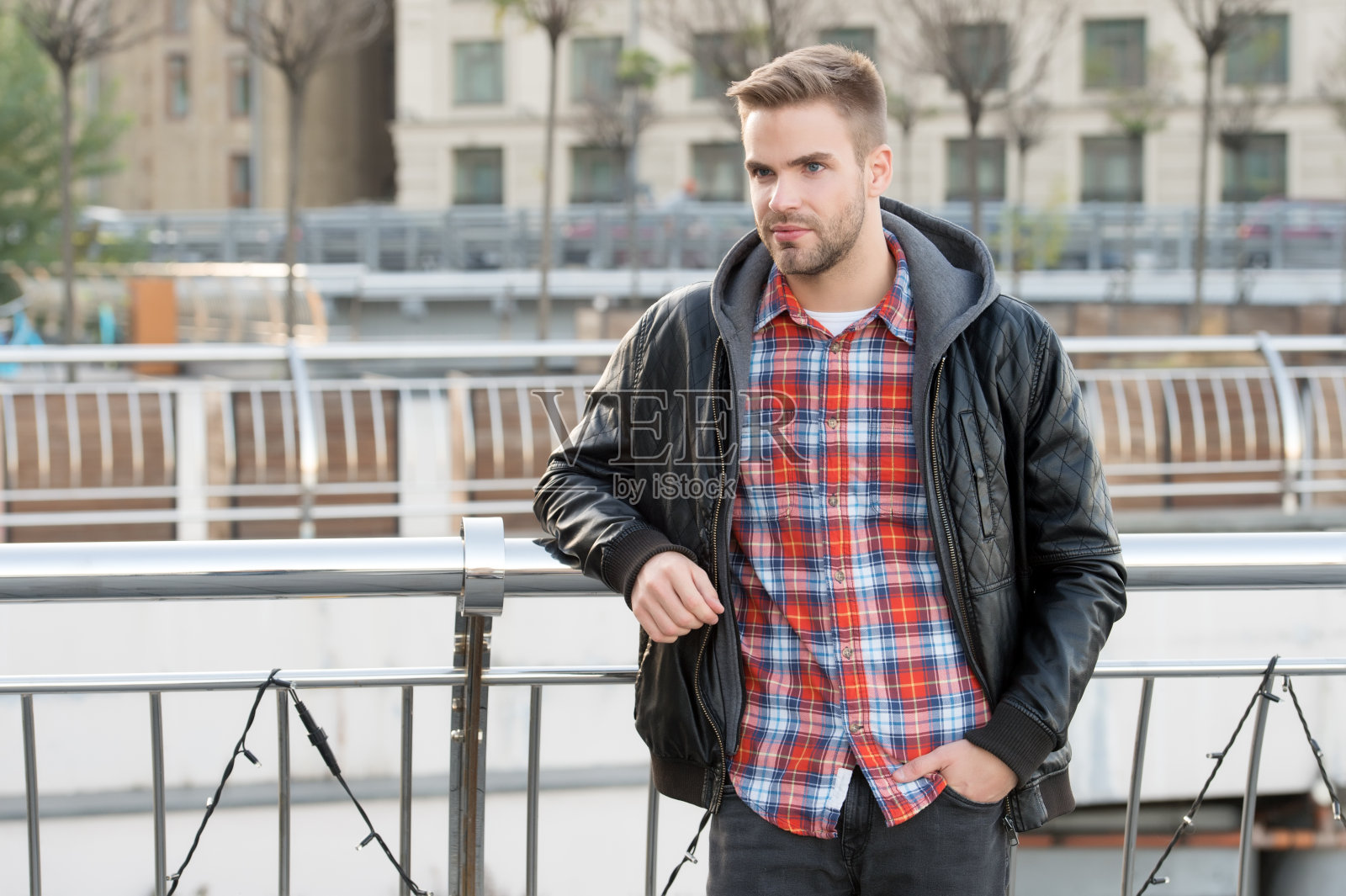 在这里放松。穿着皮夹克的男人。街头风格。肖像人在户外。男装的概念。时尚服装。城市的人。个人风格。英俊的学生。男性时尚。等待着你照片摄影图片