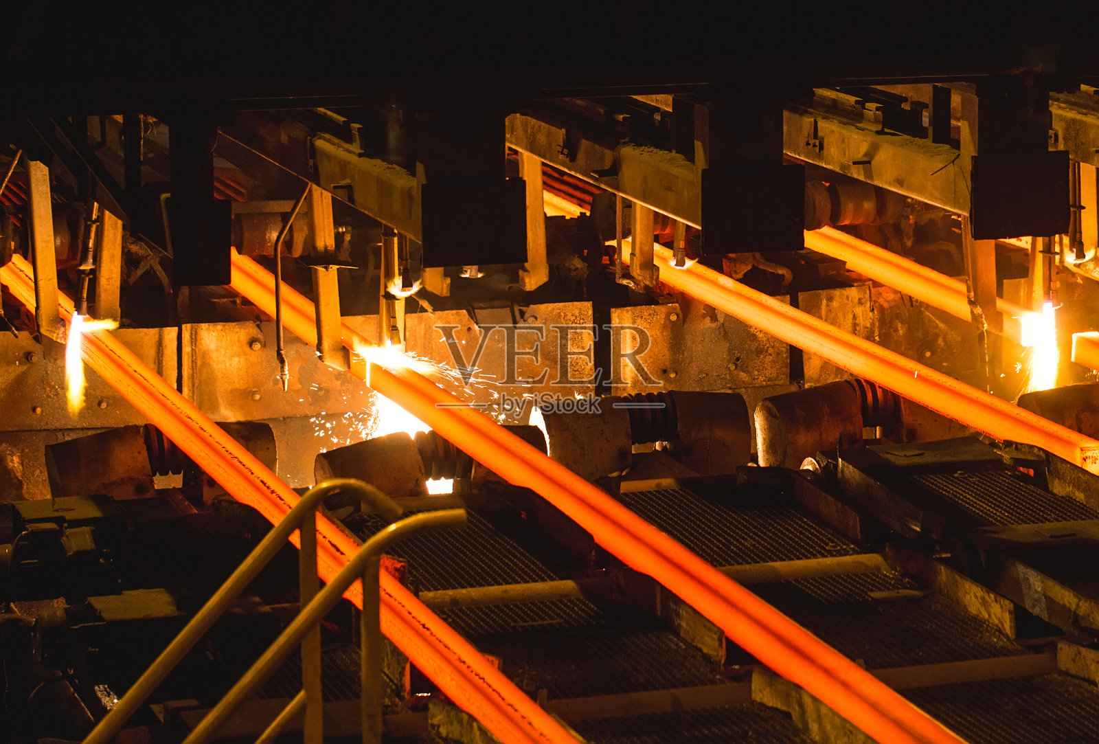 火炬切割的钢坯。冶金厂照片摄影图片