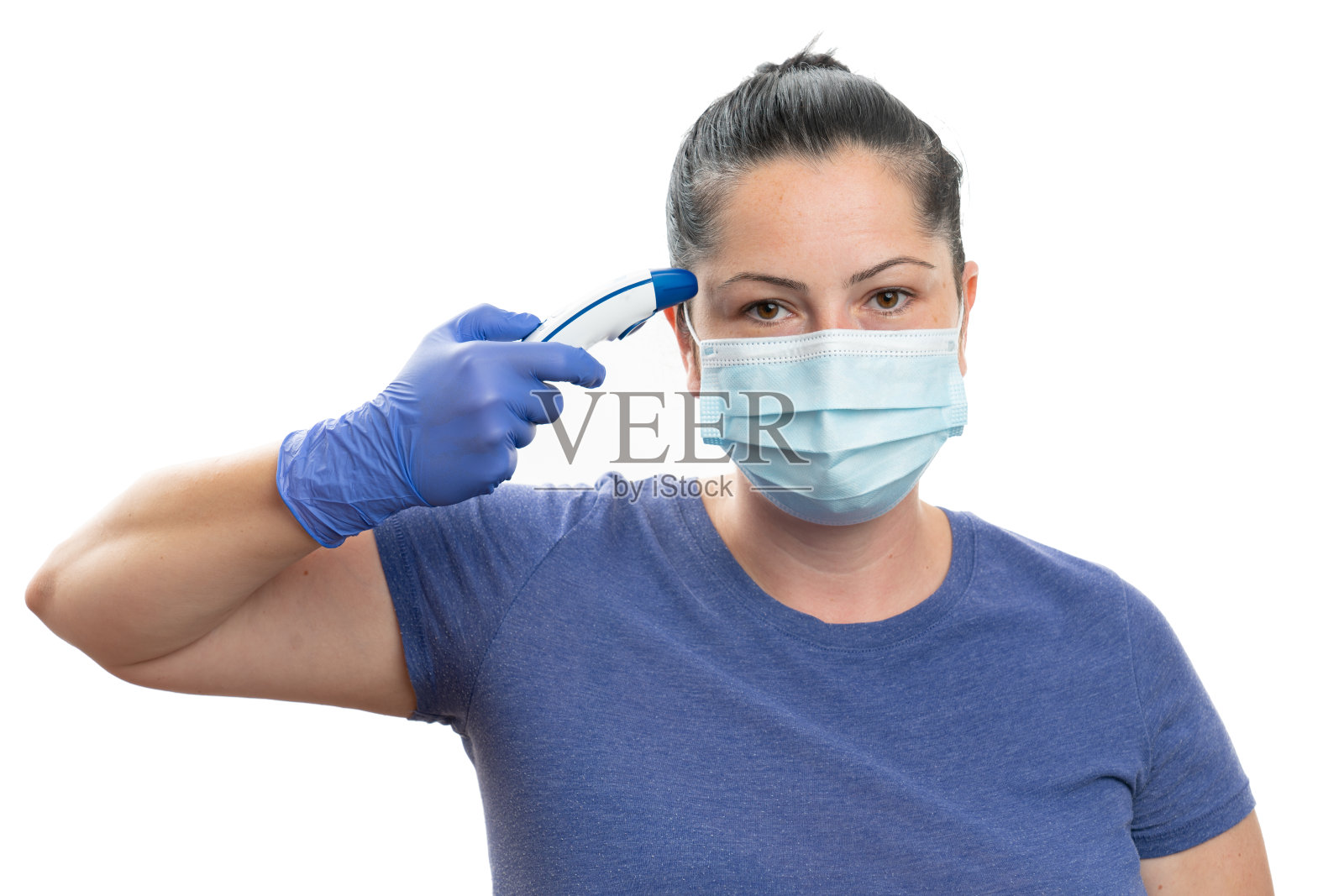 女戴着面罩和手套指着庙里的温度计照片摄影图片