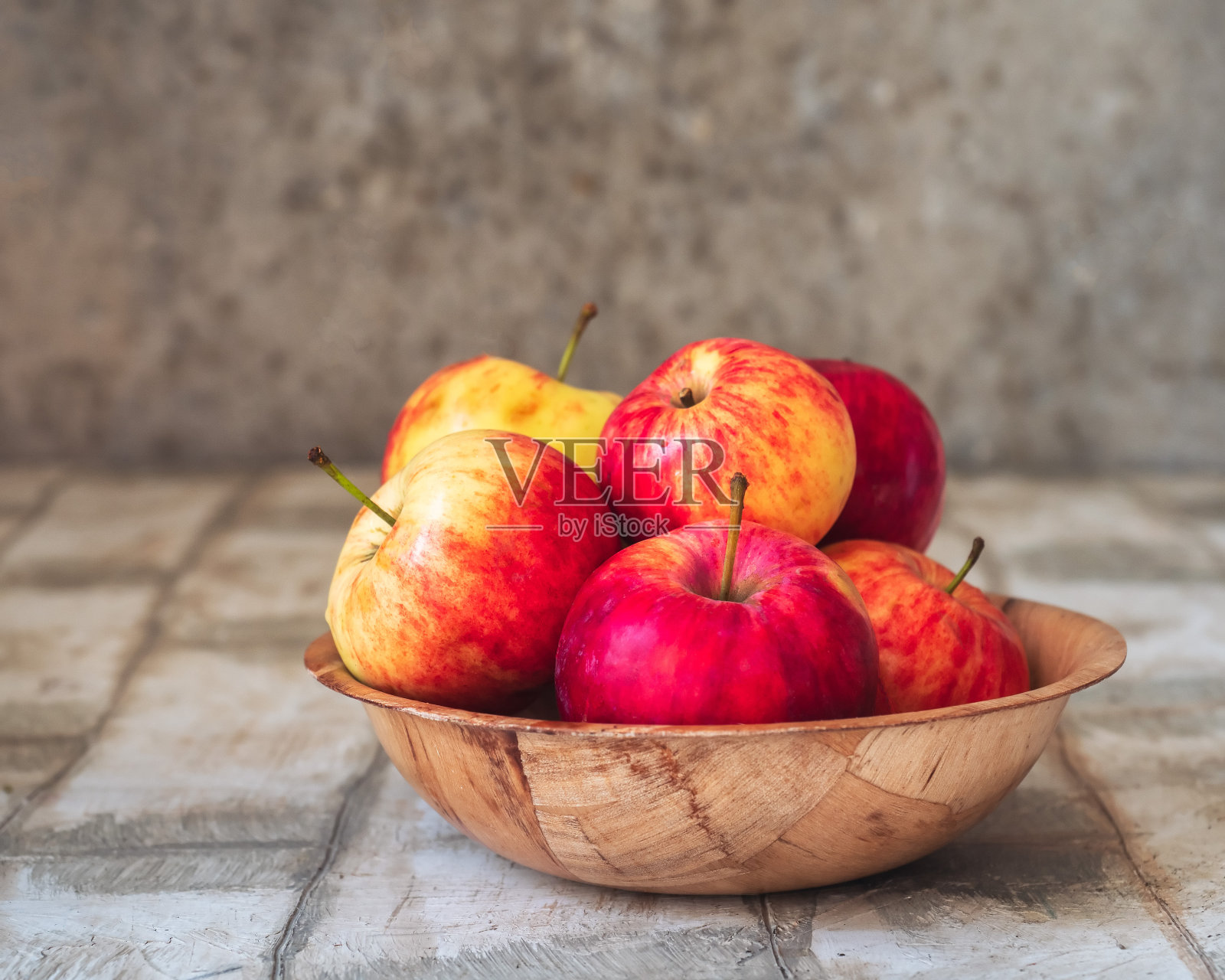 深竹杯和苹果在一个轻桌上照片摄影图片