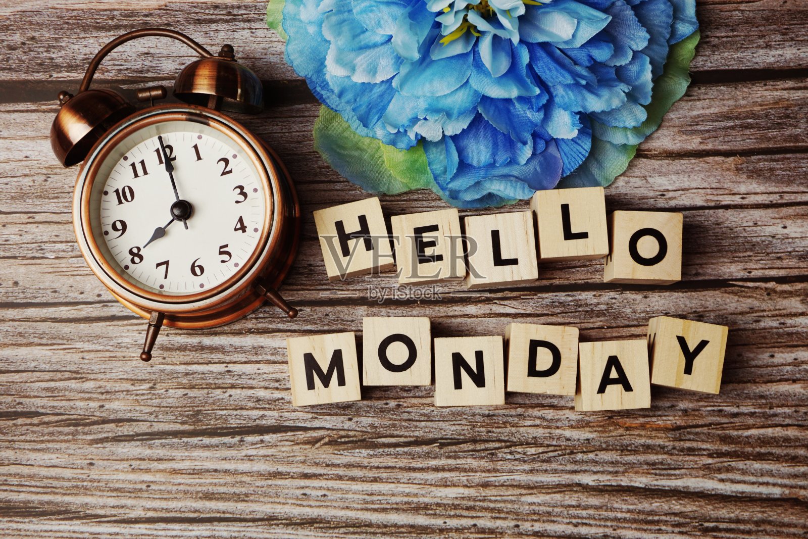 你好星期一字母与闹钟木制背景照片摄影图片