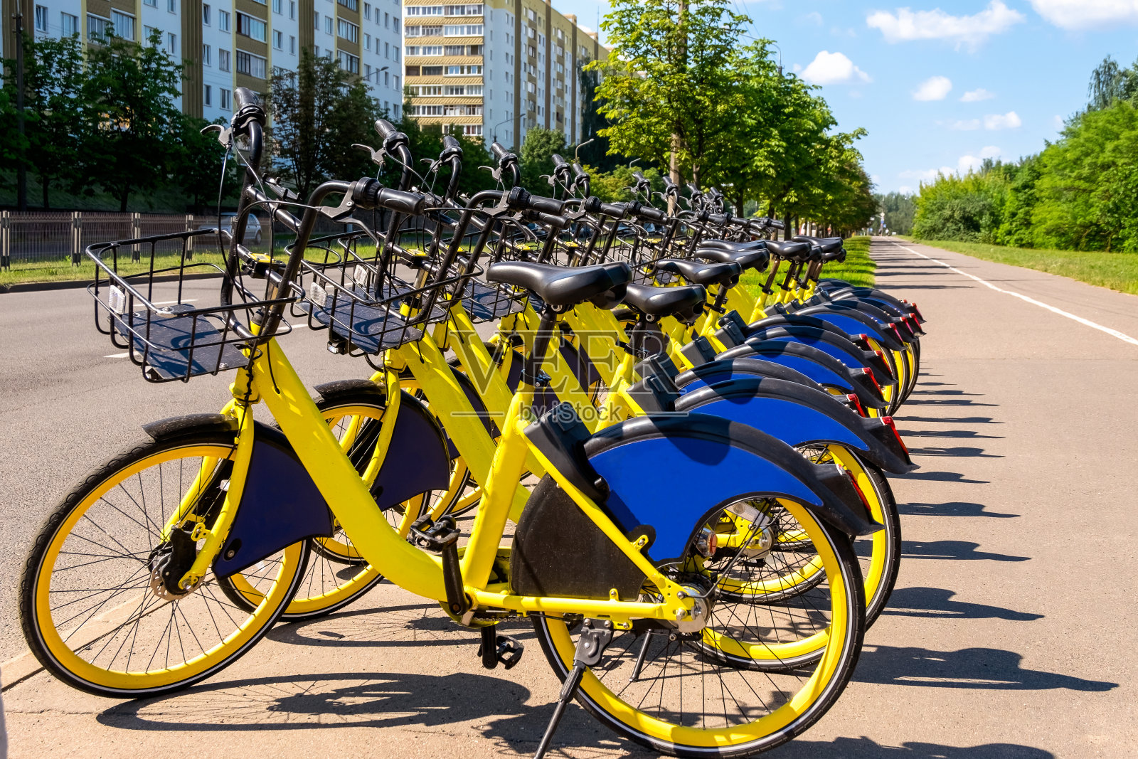 生态交通。许多黄色的自行车租赁站在一个公共交通站。照片摄影图片