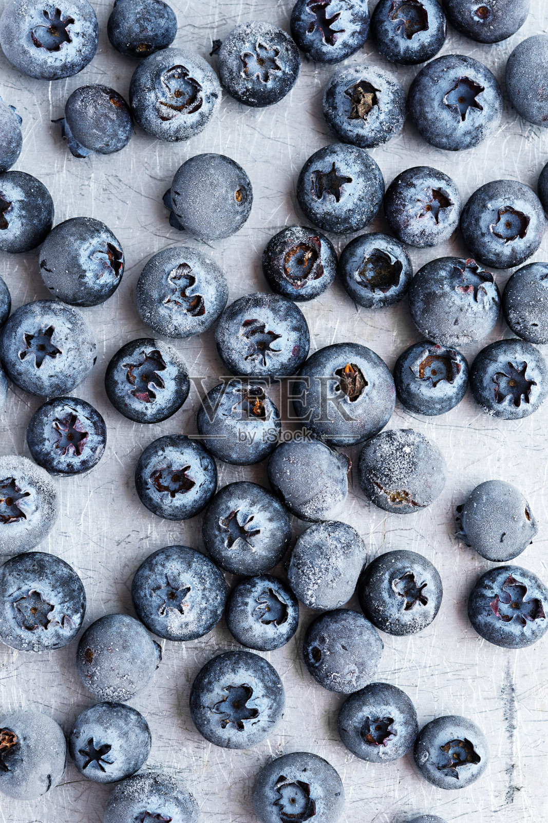 金属表面的冷冻蓝莓。俯视图照片摄影图片