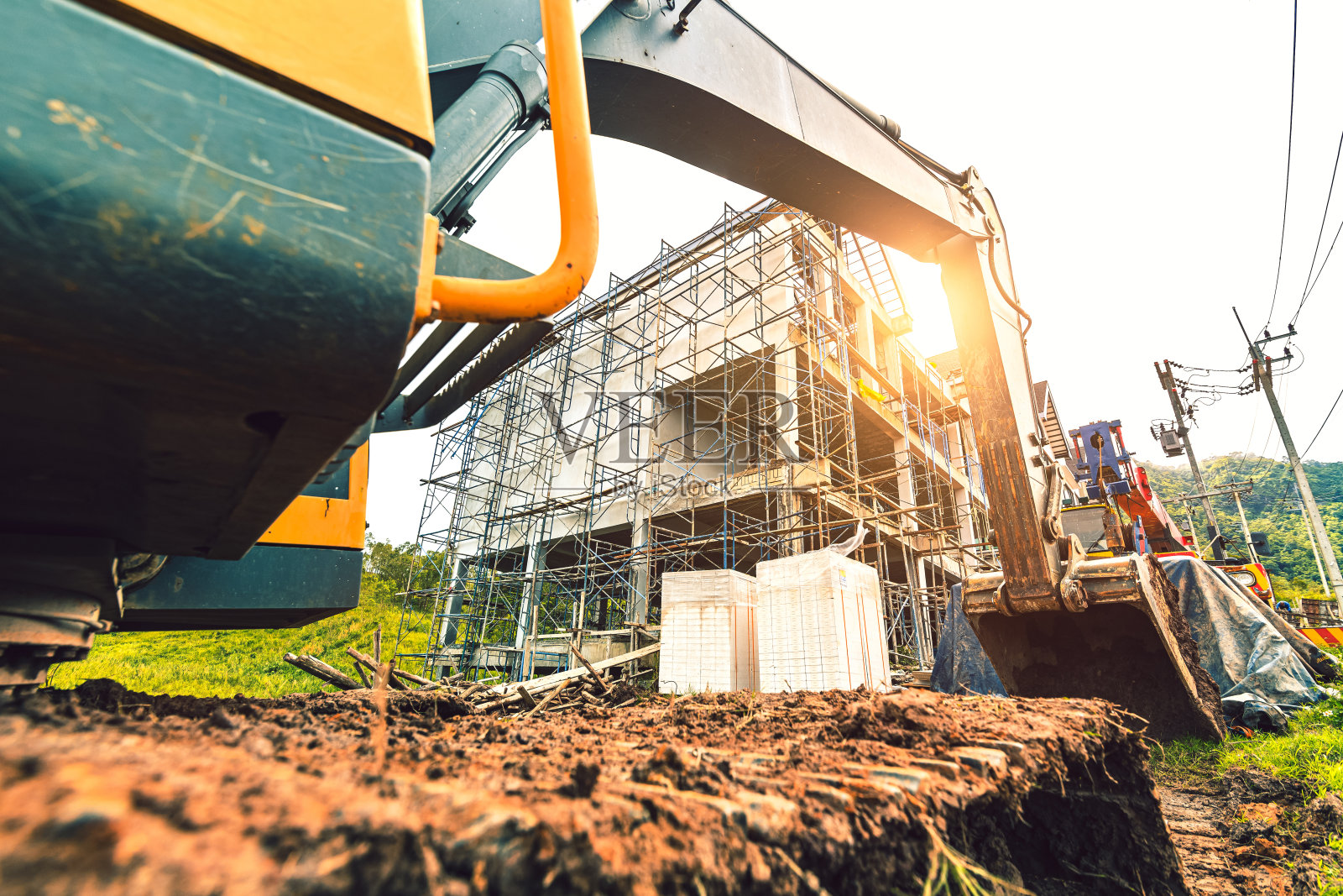 大型履带式挖掘机为建筑的地基和建造挖掘地面照片摄影图片