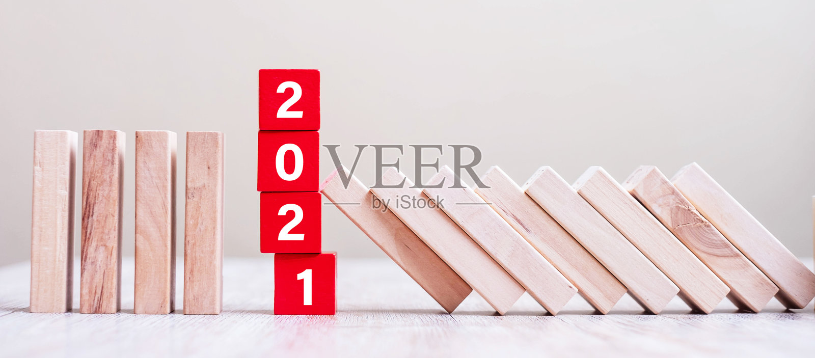 红色2021立方体块停止掉落在桌子上。业务，风险管理，保险，决议，战略，解决方案，目标，新年计划和投资概念照片摄影图片