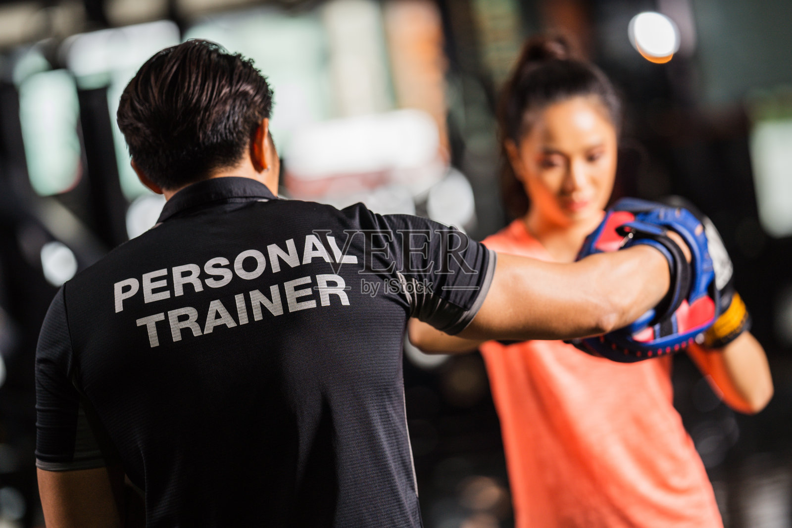 私人教练正在练习拳击照片摄影图片