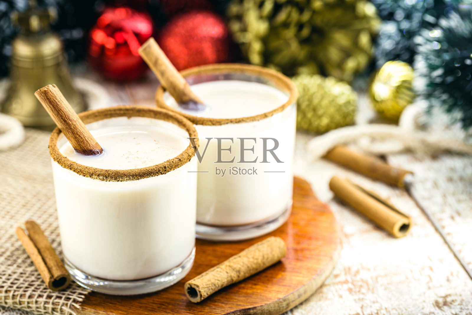 圣诞节经典的热蛋奶酒，世界各地的家庭制作，以鸡蛋和酒精为原料。叫做蛋酒、Auld Man's milk、牛奶和皮斯科、momo cola、coquito或Crème de Vie或Eierlikör照片摄影图片