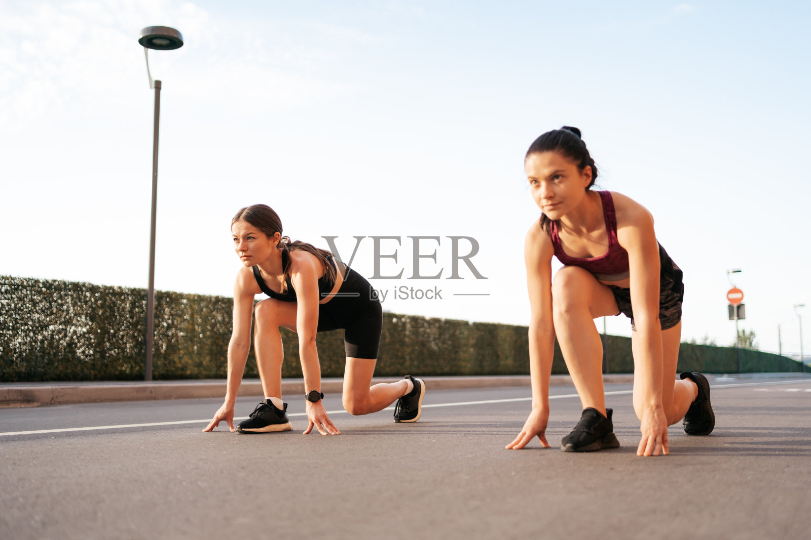 女选手们准备开始互相赛跑照片摄影图片