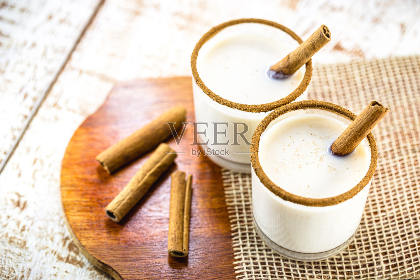 蛋奶酒是一种含酒精的饮料，或源于美国的圣诞晚餐鸡尾酒照片摄影图片