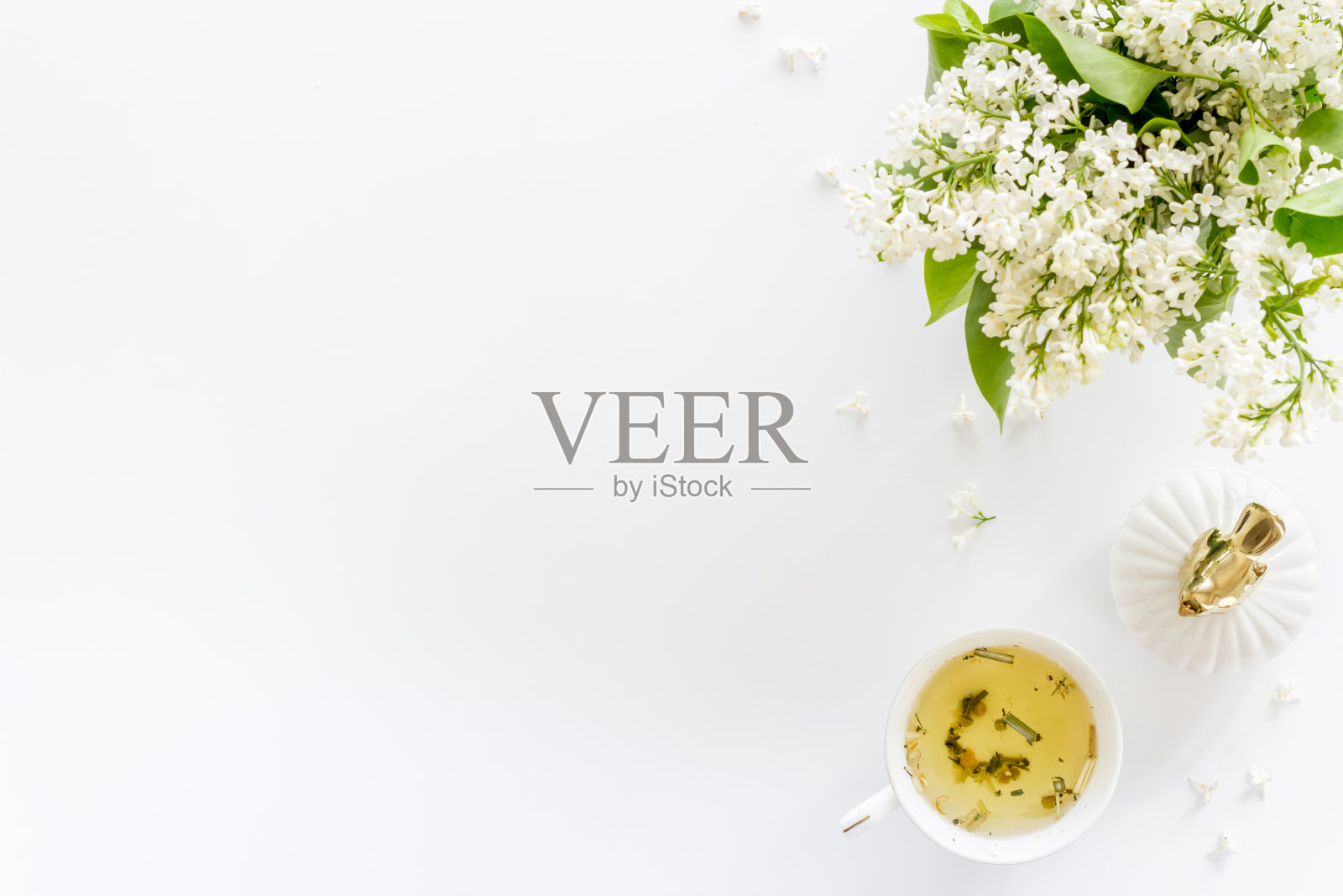 平铺一束茉莉花和一杯茶在工作空间照片摄影图片