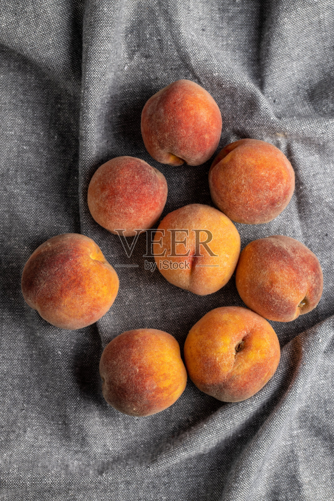 新鲜成熟的生物桃子。照片摄影图片