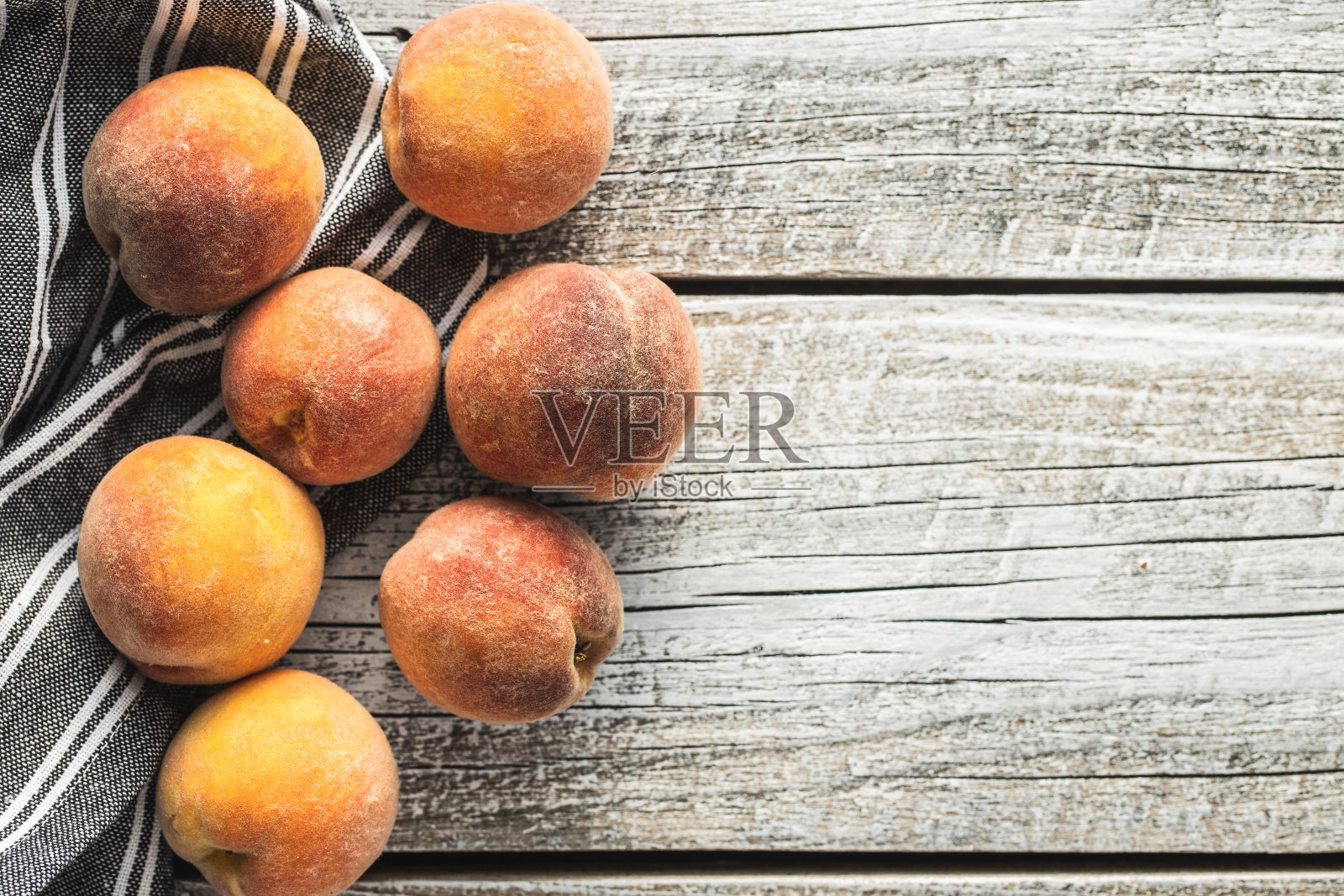 新鲜成熟的生物桃子。照片摄影图片