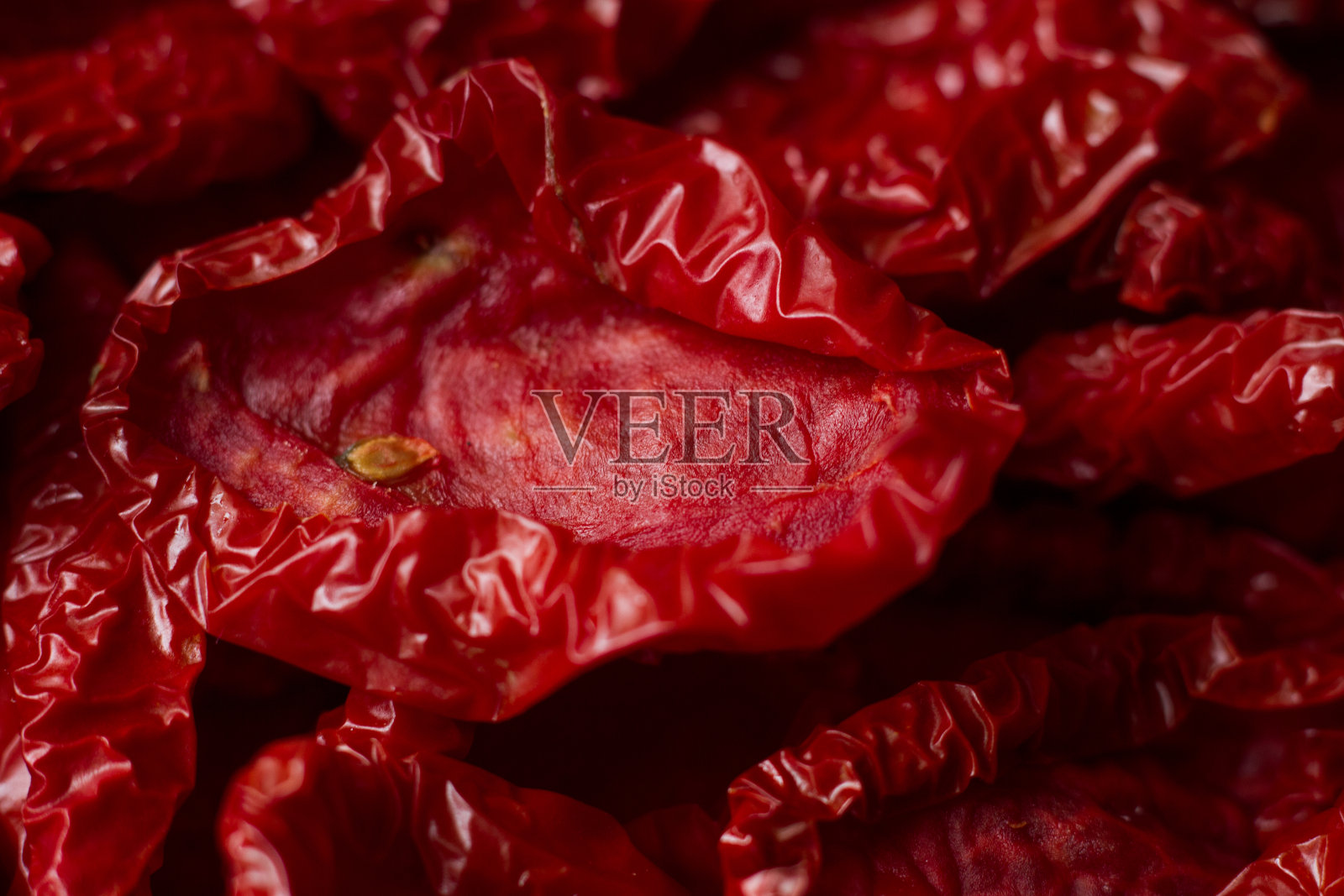 特写晒干番茄与香料和橄榄油，背景或概念，选择性焦点照片摄影图片