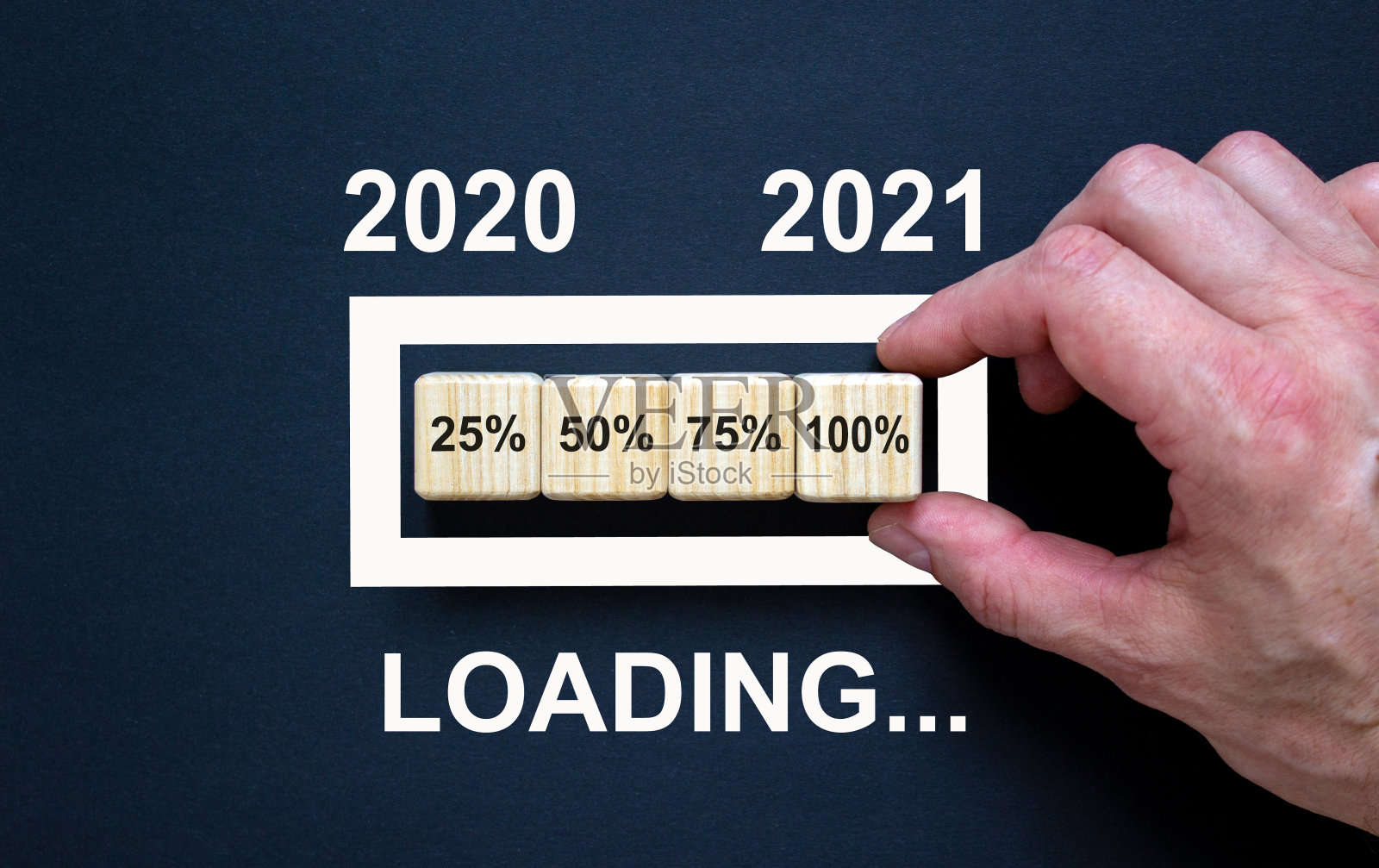 在进度条上手工放置木方，迎接2021年的到来。经营理念。照片摄影图片