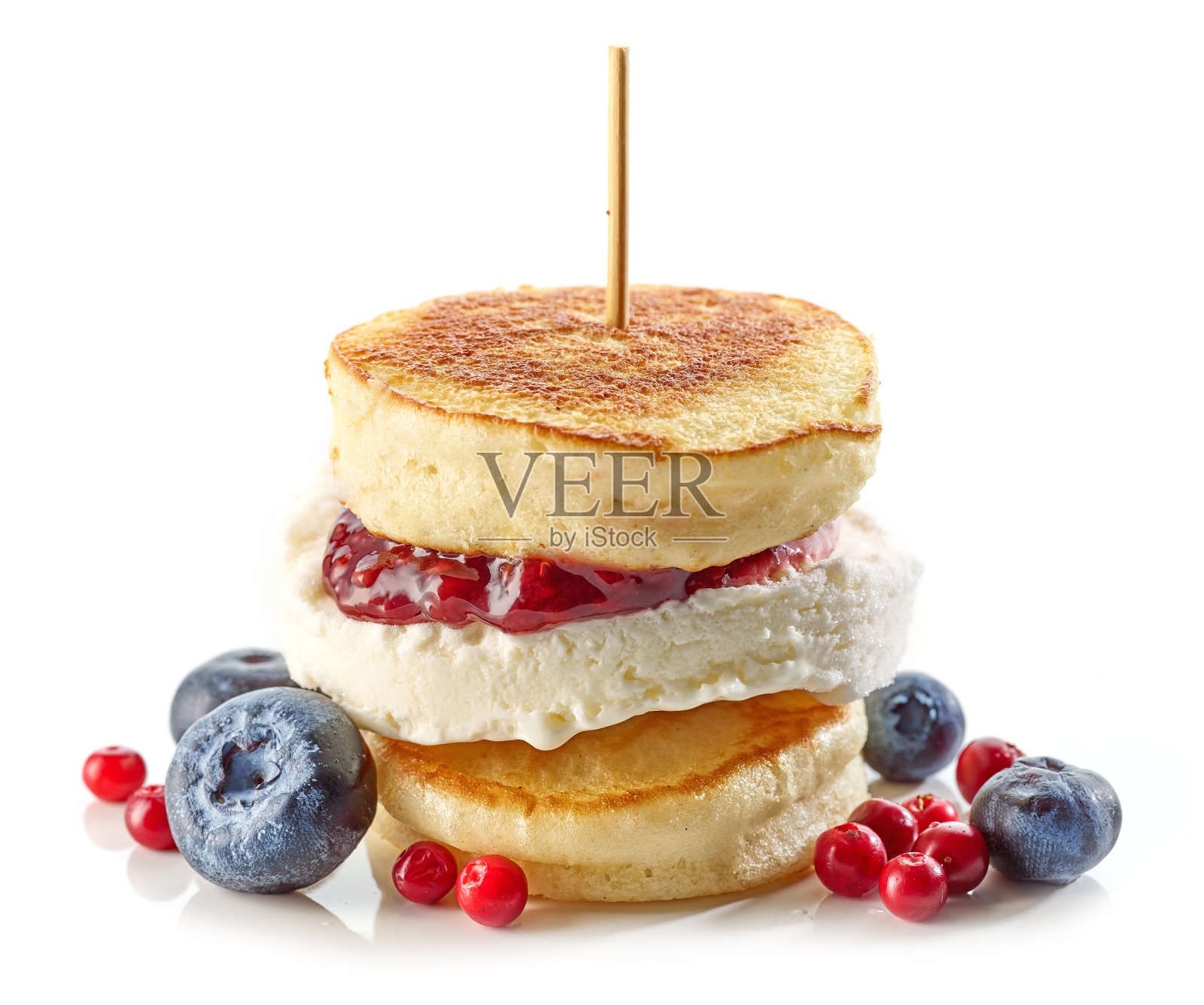 煎饼和冰淇淋甜点，上面点缀着果酱和孤立在白色背景上的新鲜浆果照片摄影图片