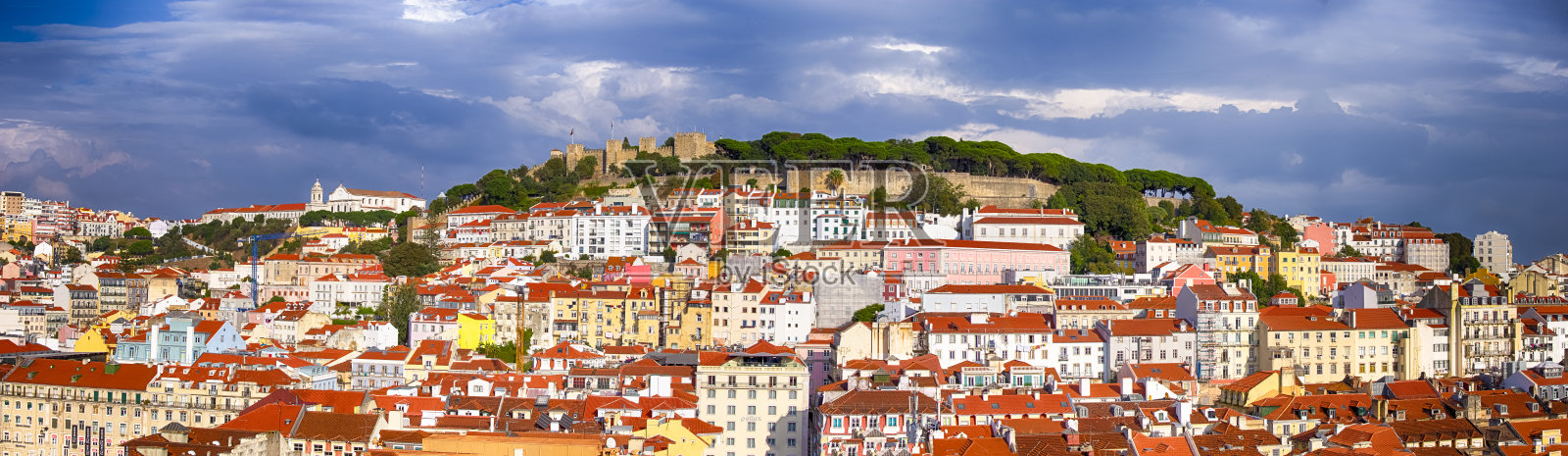 里斯本老城-阿尔法玛与圣乔治城堡在山上。水平的形象照片摄影图片
