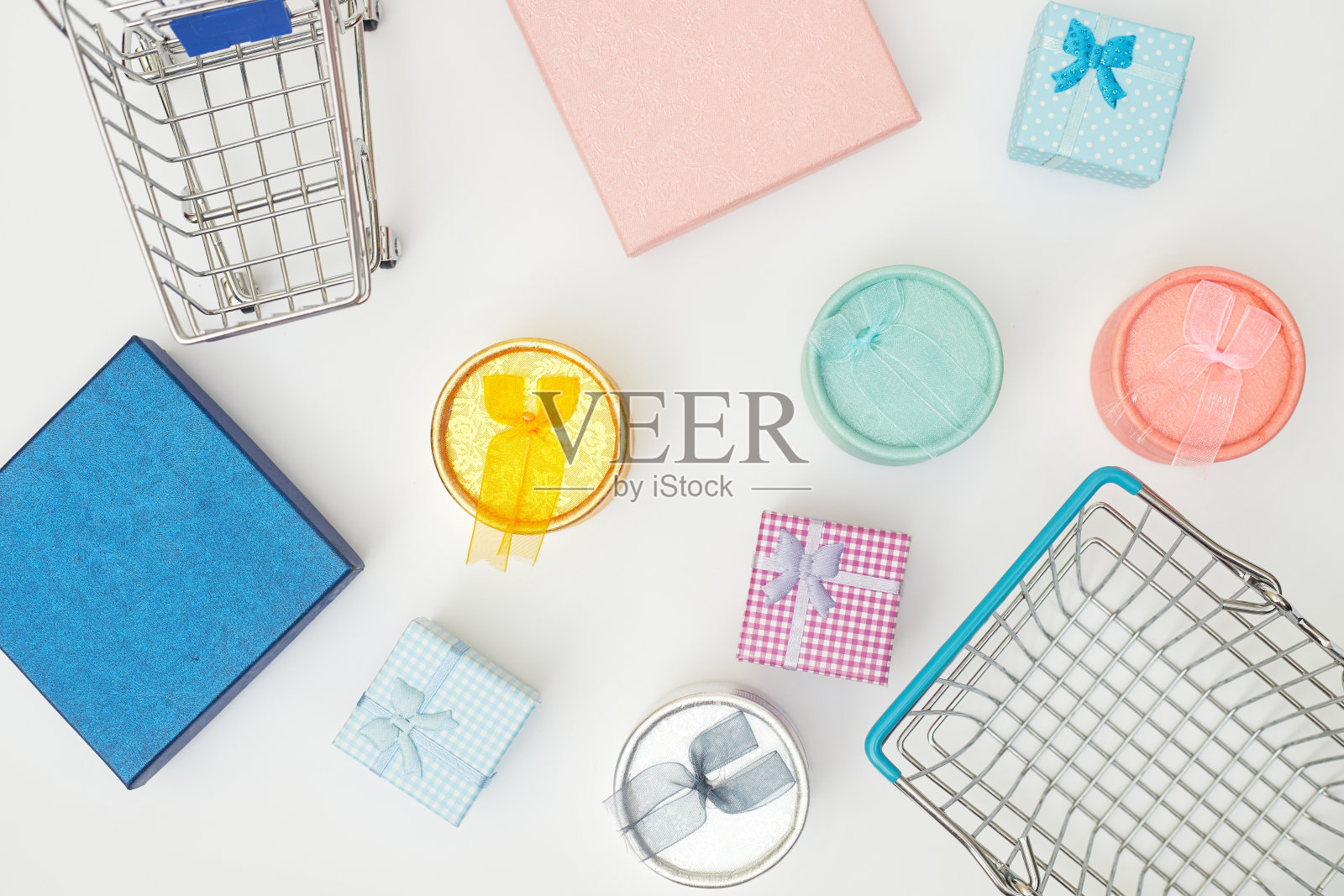 黑色星期五概念，礼品盒与购物手推车在白色背景，拷贝空间，Flatlay照片摄影图片