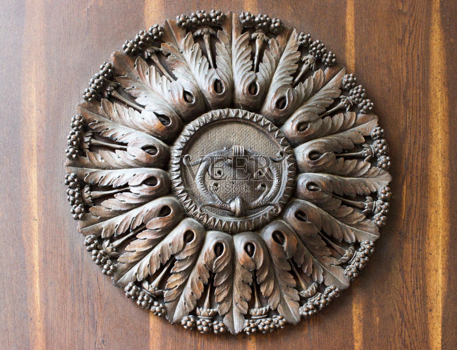 安装在木门上的复古门环照片摄影图片