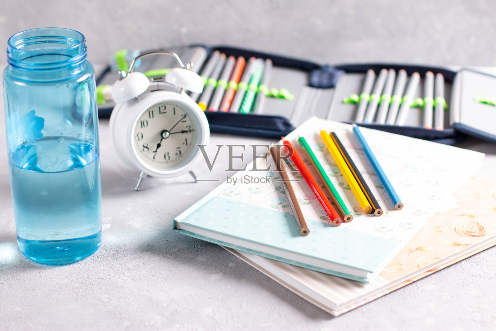 学校笔记本和各种文具。回到学校的概念。照片摄影图片