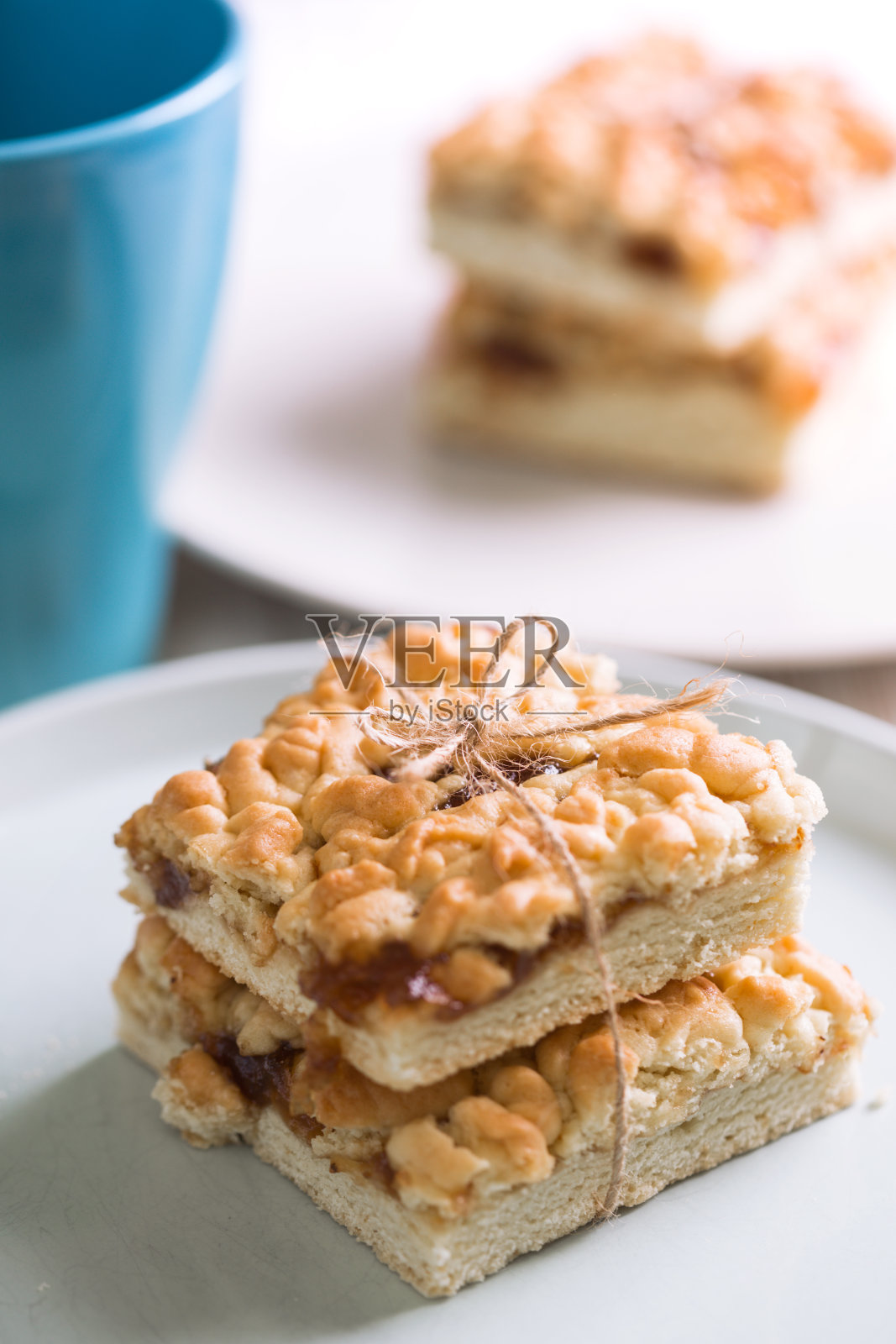 磨碎的蛋糕与果酱在一个白色的木制背景照片摄影图片