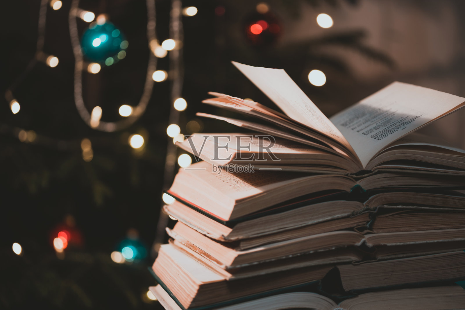 关于散景的书背景。圣诞气氛”n照片摄影图片