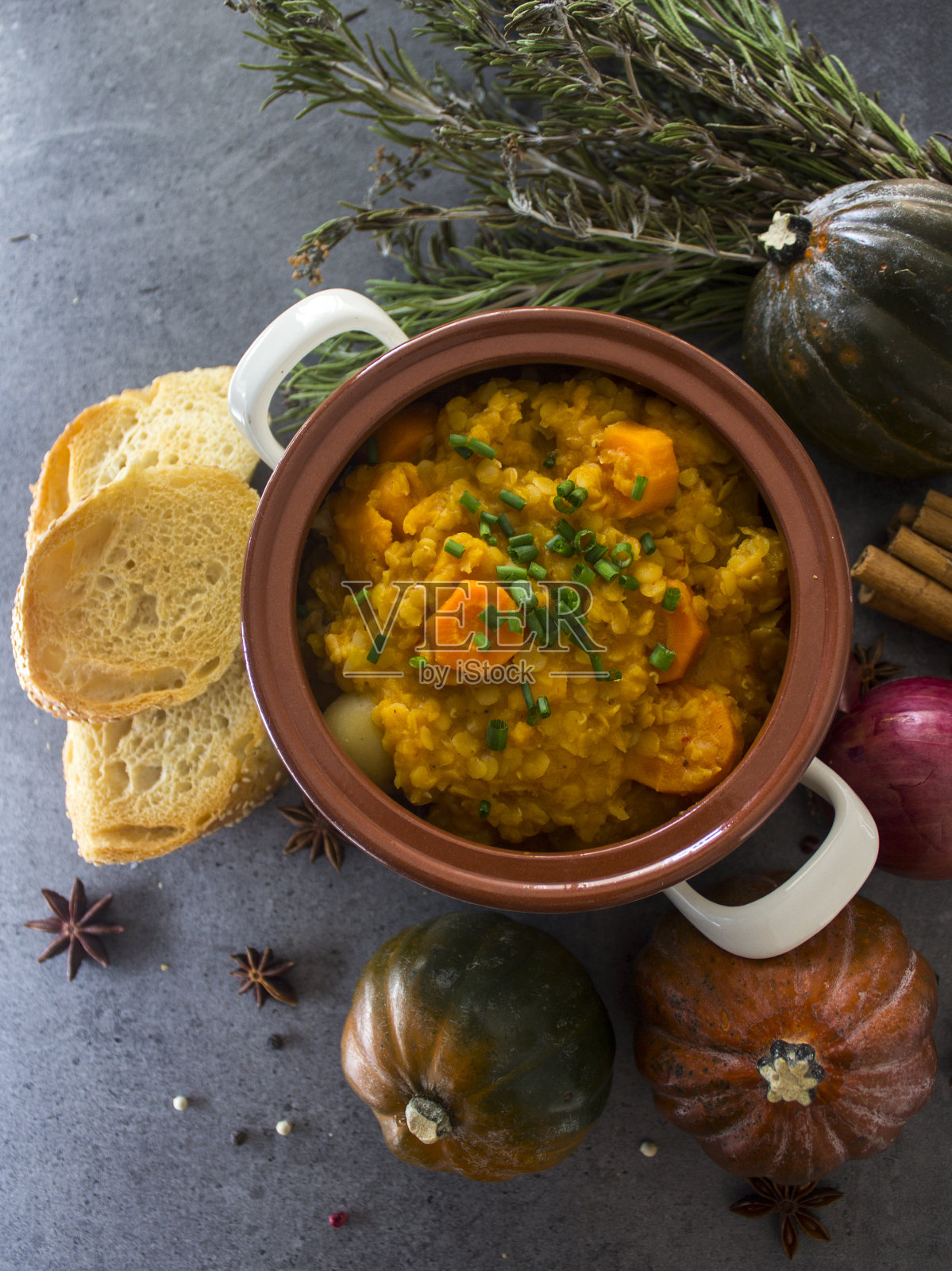 锅里的金块南瓜炖菜，健康纯素晚餐特写照片照片摄影图片