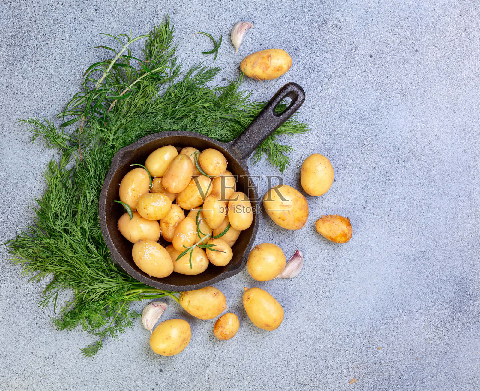 烤嫩土豆。照片摄影图片