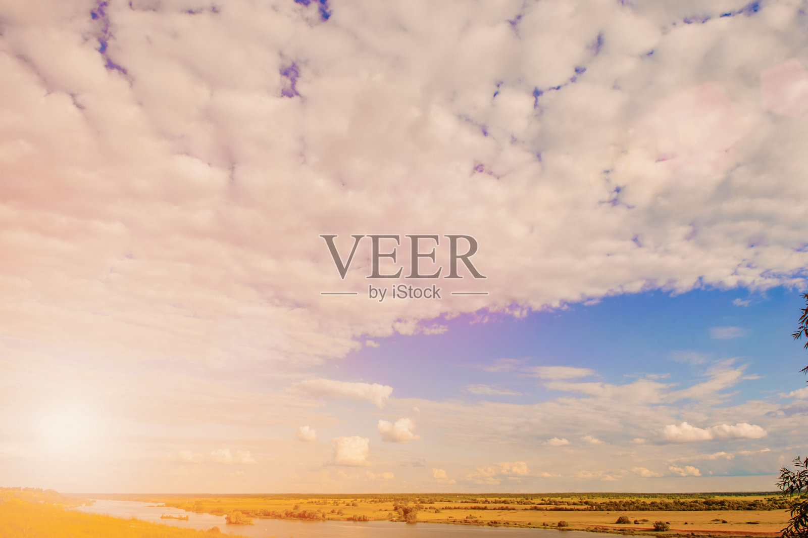 白色的蓬松的云和一个阳光明媚的背景与一条平坦的风景狭长照片摄影图片