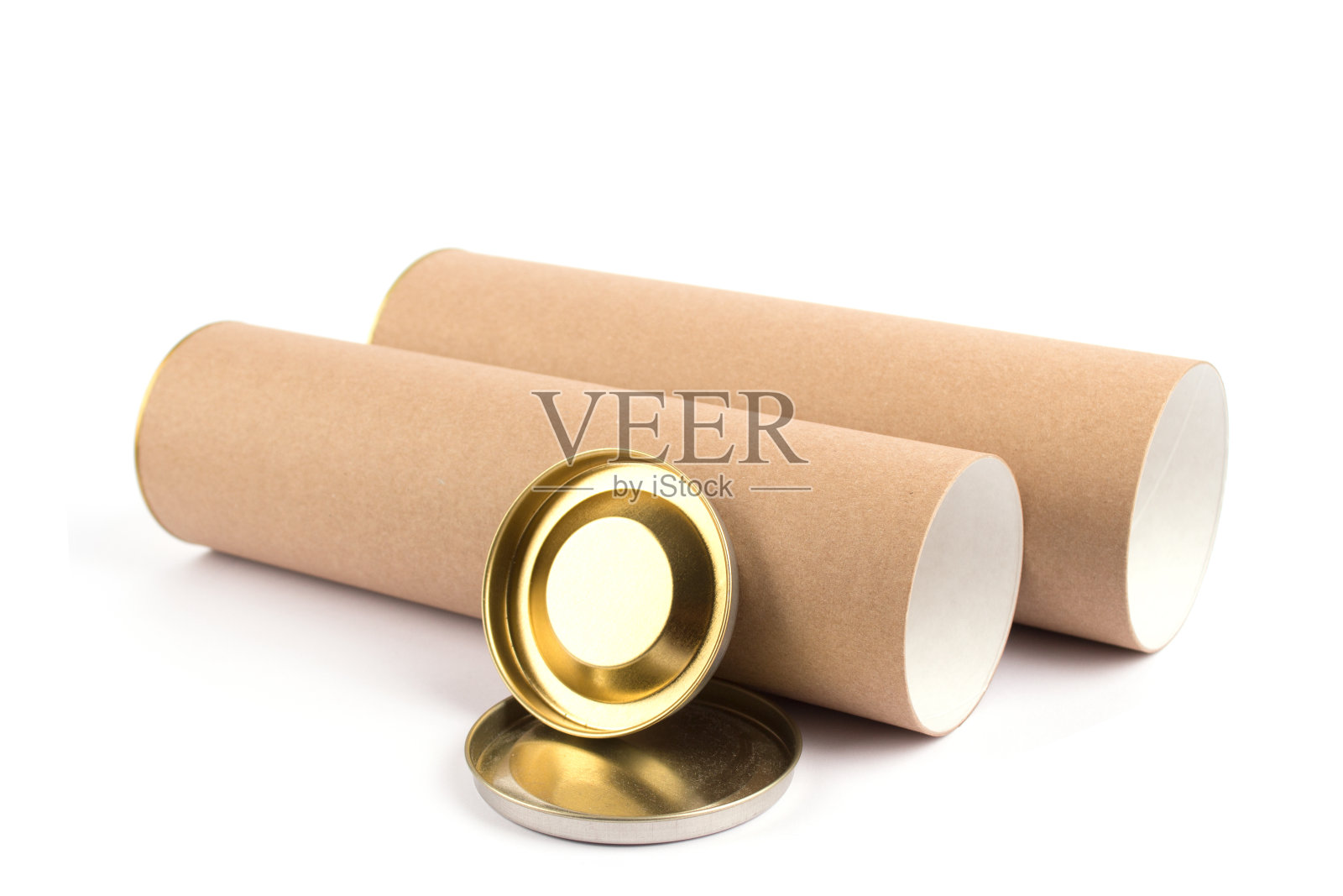 一套可生物降解的可回收纸管，末端有金属插头，由牛皮纸或纸板制成。孤立的白色，模型。生态包装和可持续生产理念照片摄影图片