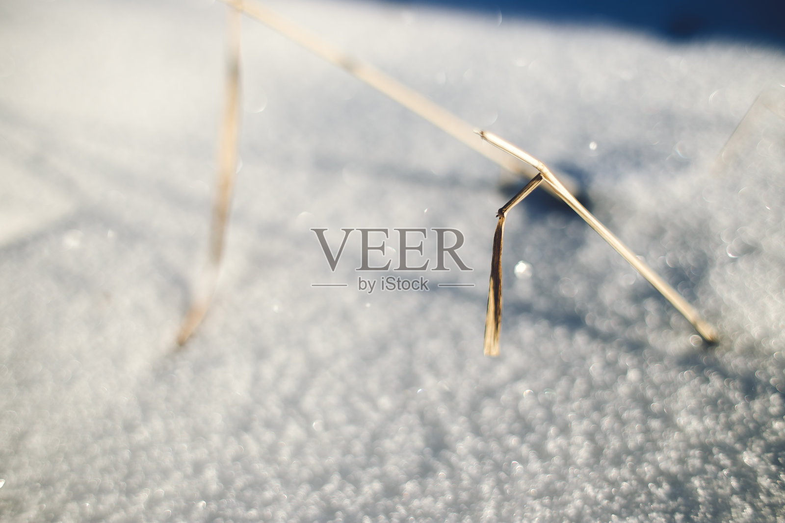 地面上的雪背景散焦照片摄影图片