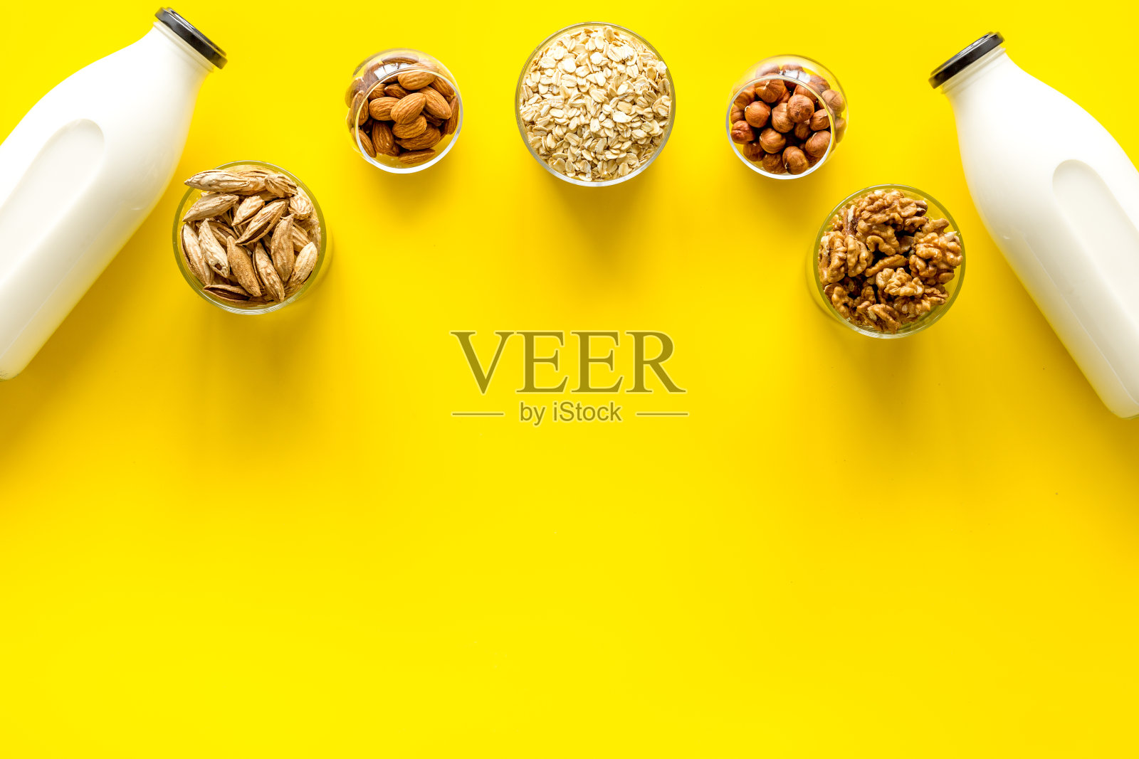 套非乳制品牛奶-杏仁榛子核桃燕麦。俯视图，复制空间照片摄影图片