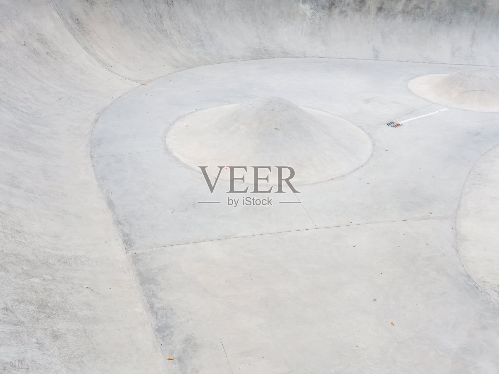 有斜坡和锥形障碍物的混凝土滑板公园。全屏照片照片摄影图片