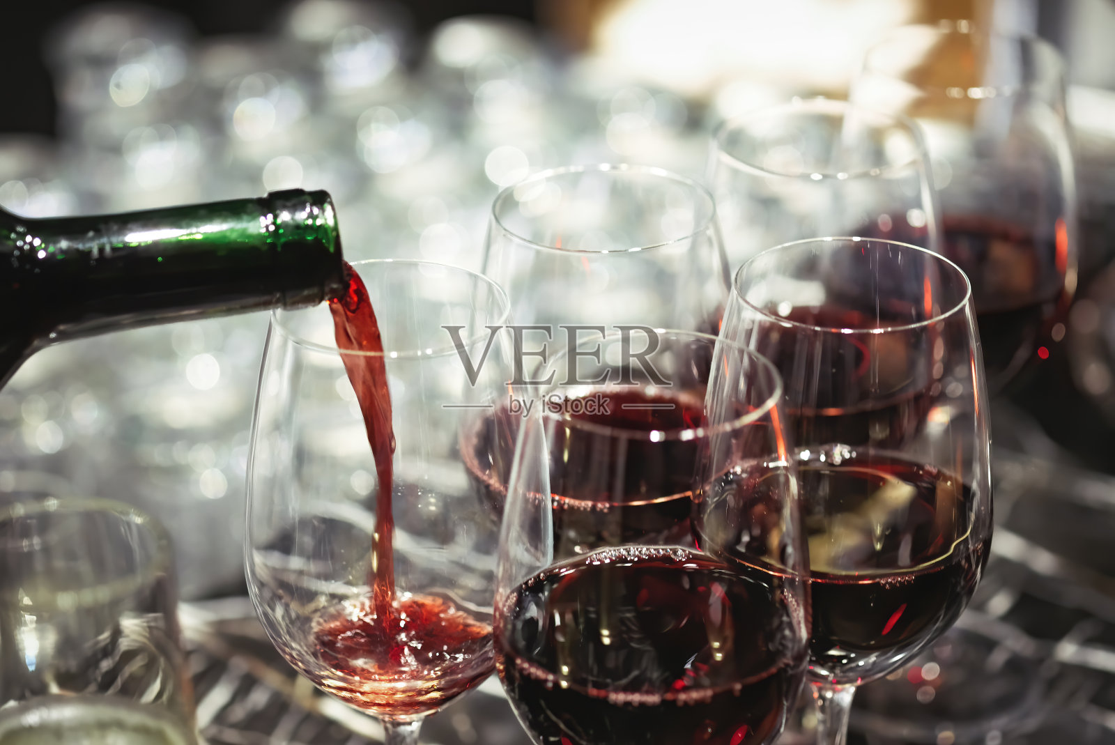 为晚宴倒酒，窄焦拍摄。照片摄影图片