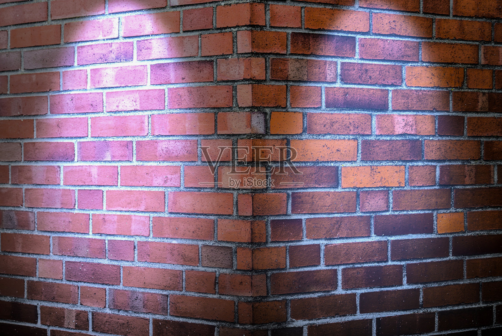 老化和风化的砖墙纹理与非常明亮的聚光灯照明照片摄影图片