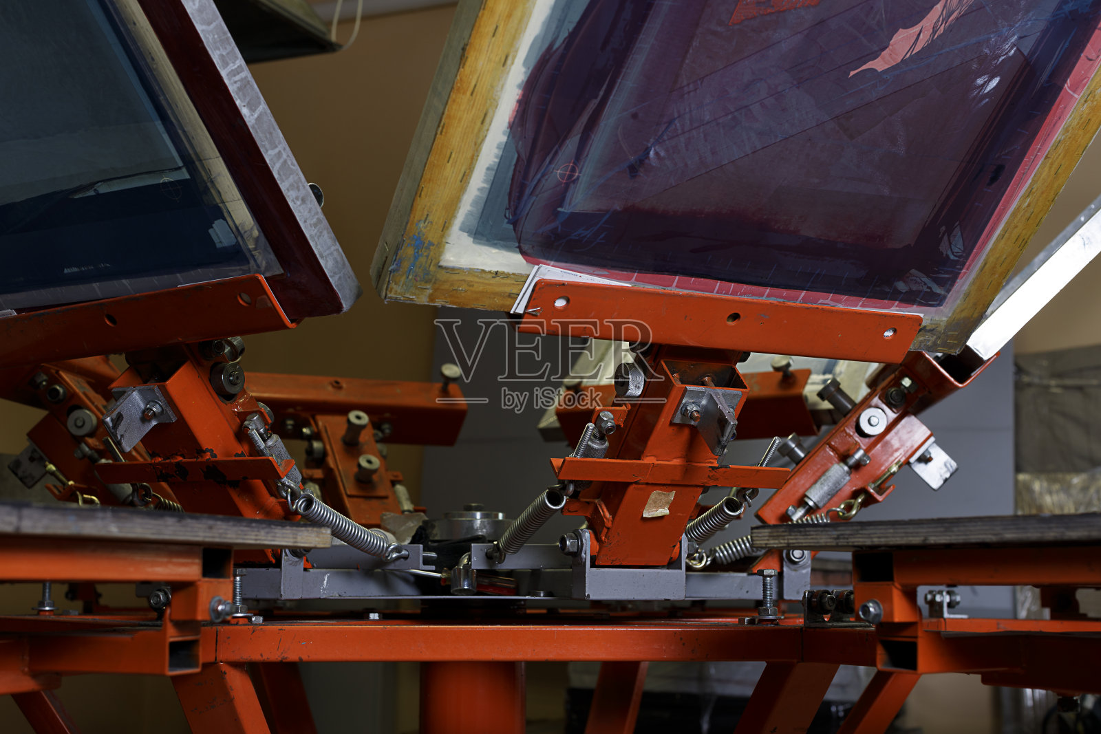 印刷检测仪器。绢印生产。在设计工作室在t恤上打印图像。照片摄影图片