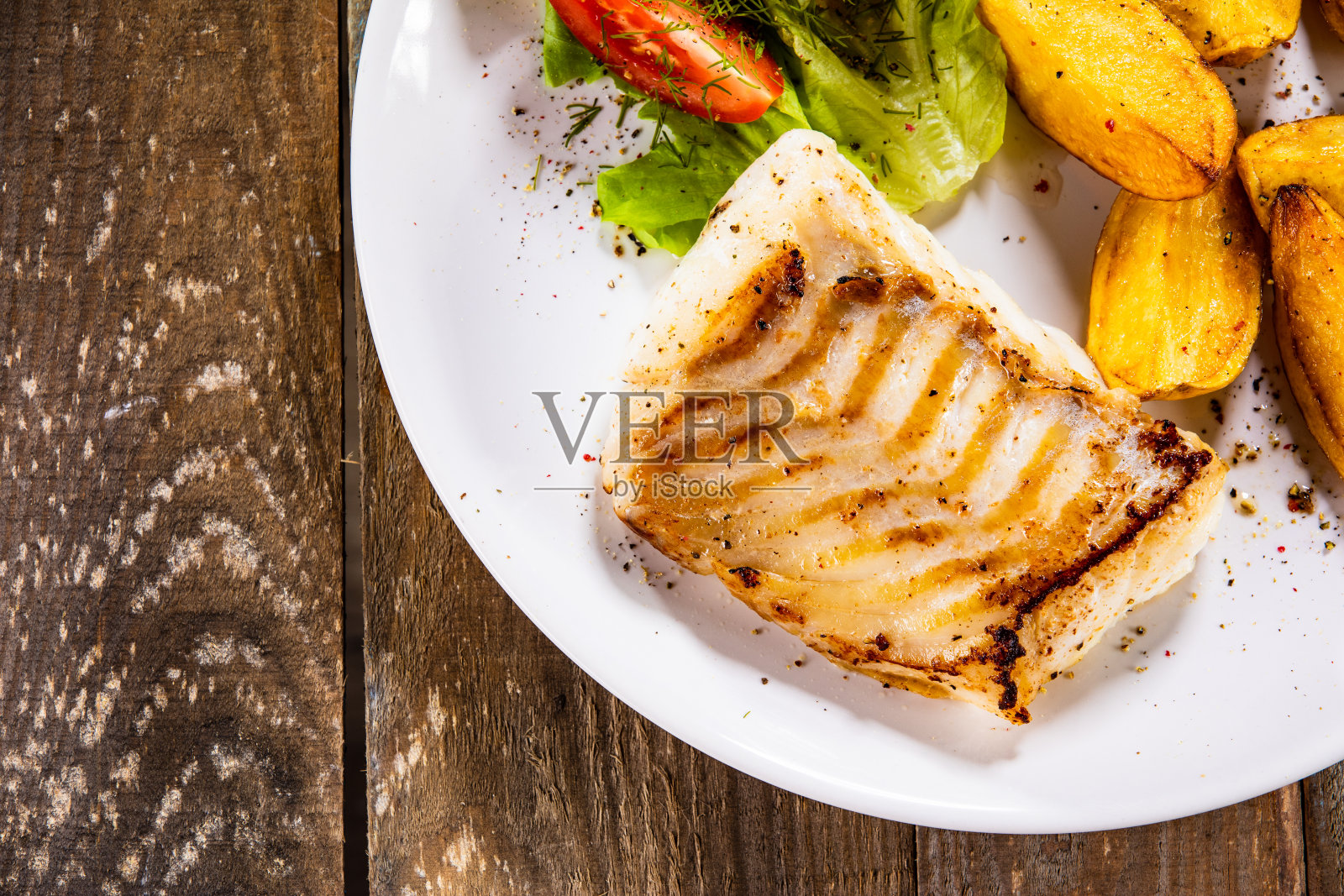 炒鳕鱼片配新鲜蔬菜照片摄影图片