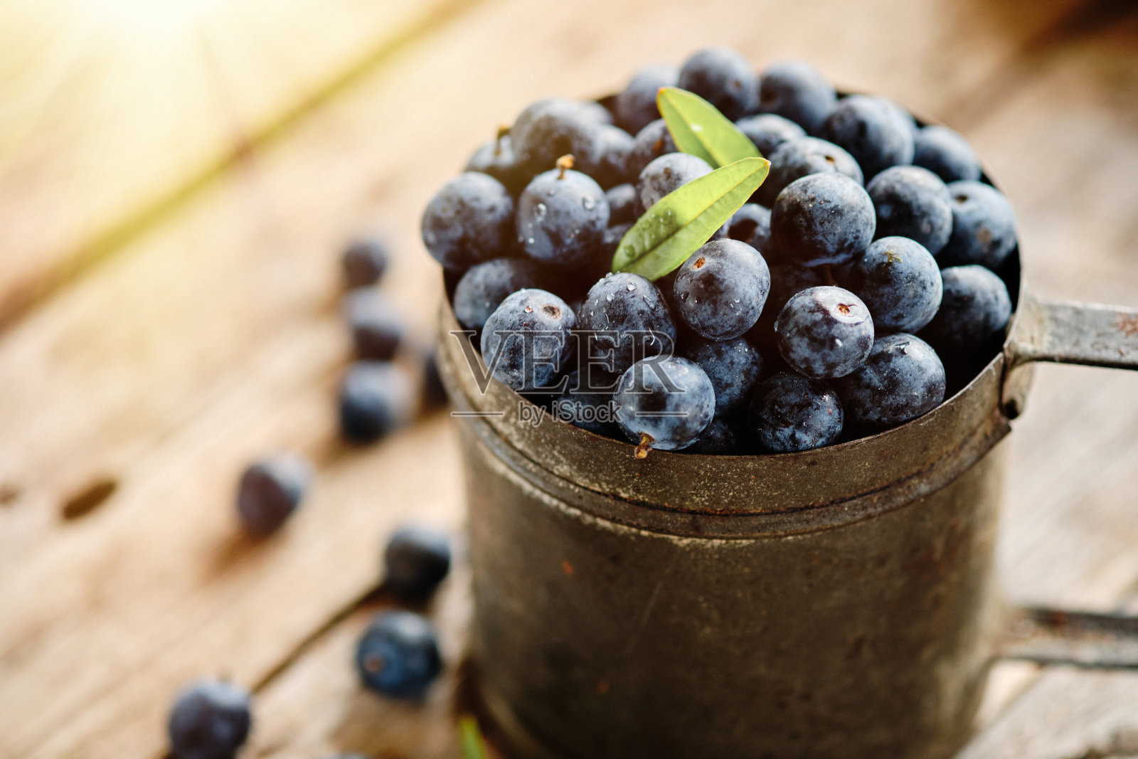 旧金属杯里的蓝莓照片摄影图片